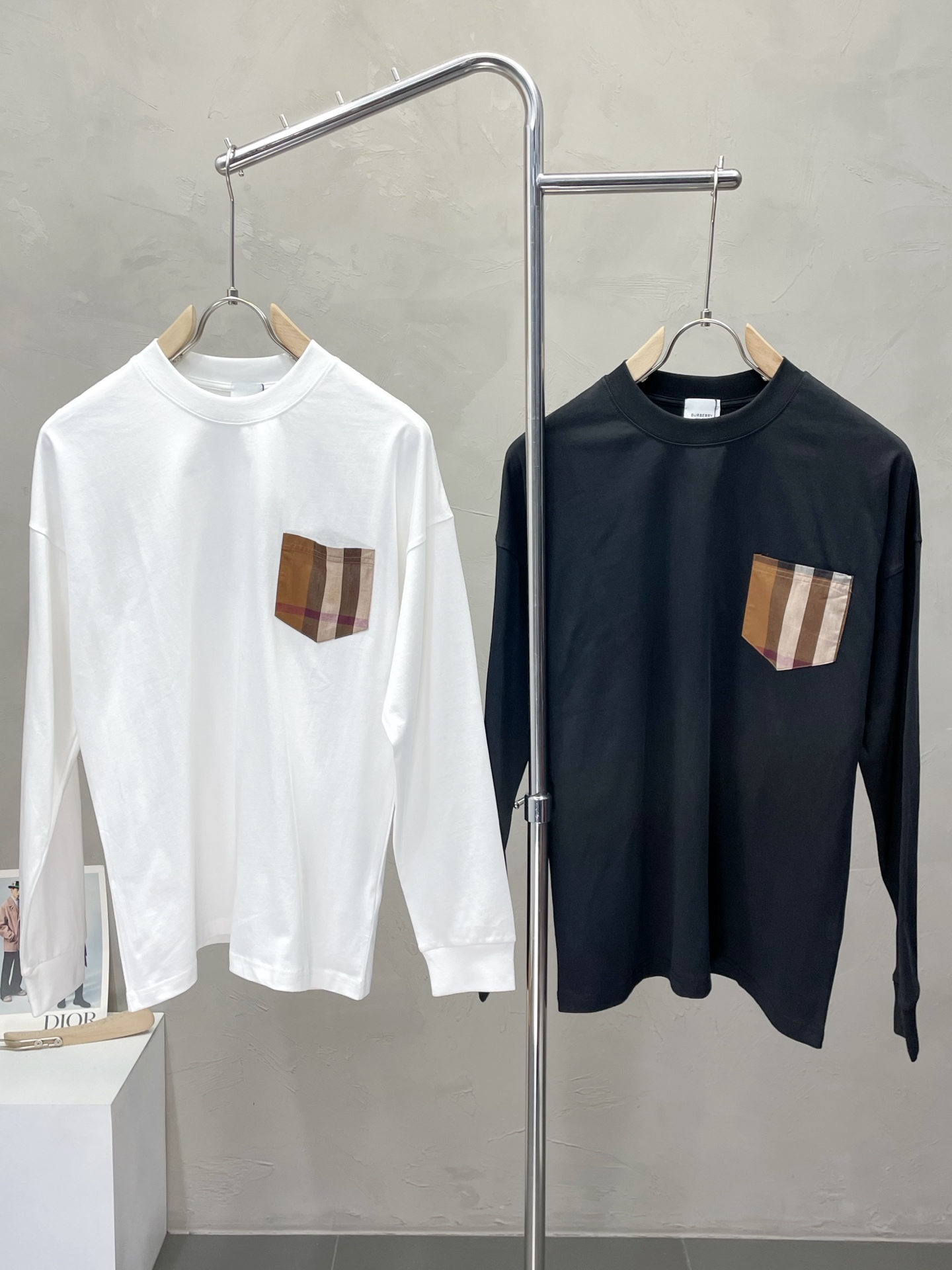 NO:540807,.Burberry Burberry exclusively offers new original single men's casual long sleeves, high-end customization, high-version, fashionable and versatile original imported fabrics, logo pattern design, super soft and delicate, skin-friendly and comfortable to wear, high-end boutique, OEM, fine-made top body, very good, men's essential items, three-standard size M-3XL,,burberry,burberry,alexander wang19860909.Burberry巴宝莉独家专供新款原单男士休闲长袖 高端定制 高版本 时尚百搭爆款原版进口面料 logo图案设计 手感超柔软细腻 穿着亲肤舒适 高端精品 代工厂精细做上身非常赞 男士必备单品 三标齐全 尺码M-3XL,,burberry,burberry,alexander wang,Men's clothing