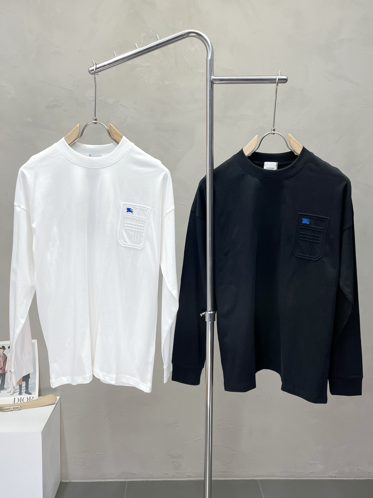 NO:548800,.Burberry Burberry exclusively offers new original single men's casual long sleeves, high-end customization, high-end version, fashionable and versatile, original imported fabric, logo pattern design, super soft and delicate, skin-friendly and comfortable to wear, high-end boutique, OEM, fine-made top body, very good, men's essential items, three-standard size M-3XL,,burberry,burberry,alexander wang19860909.Burberry巴宝莉独家专供新款原单男士休闲长袖 高端定制 高版本 时尚百搭爆款原版进口面料 logo图案设计 手感超柔软细腻 穿着亲肤舒适 高端精品 代工厂精细做上身非常赞 男士必备单品 三标齐全 尺码M-3XL,,burberry,burberry,alexander wang,Men's clothing