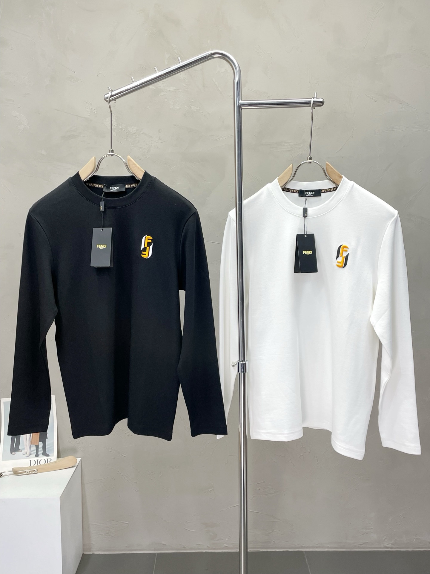 NO:540819,.FENDI exclusively offers new original single men's casual long sleeves, high-end customization, high-version, fashionable and versatile, original imported fabric, logo pattern design, super soft and delicate, skin-friendly and comfortable to wear, high-end boutique, OEM, fine-made, very good for men's essential items, three-standard size M-3XL,,fendi,fendi,alexander wang19860909.FENDI芬迪独家专供新款原单男士休闲长袖 高端定制 高版本 时尚百搭爆款原版进口面料 logo图案设计 手感超柔软细腻 穿着亲肤舒适 高端精品 代工厂精细做上身非常赞 男士必备单品 三标齐全 尺码M-3XL,,fendi,fendi,alexander wang,Men's clothing