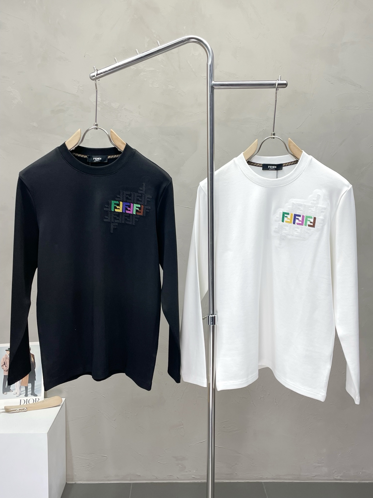 NO:548809,.FENDI exclusively offers new original single men's casual long sleeves, high-end customization, high-version, fashionable and versatile, original imported fabric, logo pattern design, super soft and delicate, skin-friendly and comfortable to wear, high-end boutique, OEM, fine-made top body, very good, men's essential items, three-standard size M-3XL,,fendi,fendi,alexander wang19860909.FENDI芬迪独家专供新款原单男士休闲长袖 高端定制 高版本 时尚百搭爆款原版进口面料 logo图案设计 手感超柔软细腻 穿着亲肤舒适 高端精品 代工厂精细做上身非常赞 男士必备单品 三标齐全 尺码M-3XL,,fendi,fendi,alexander wang,Men's clothing