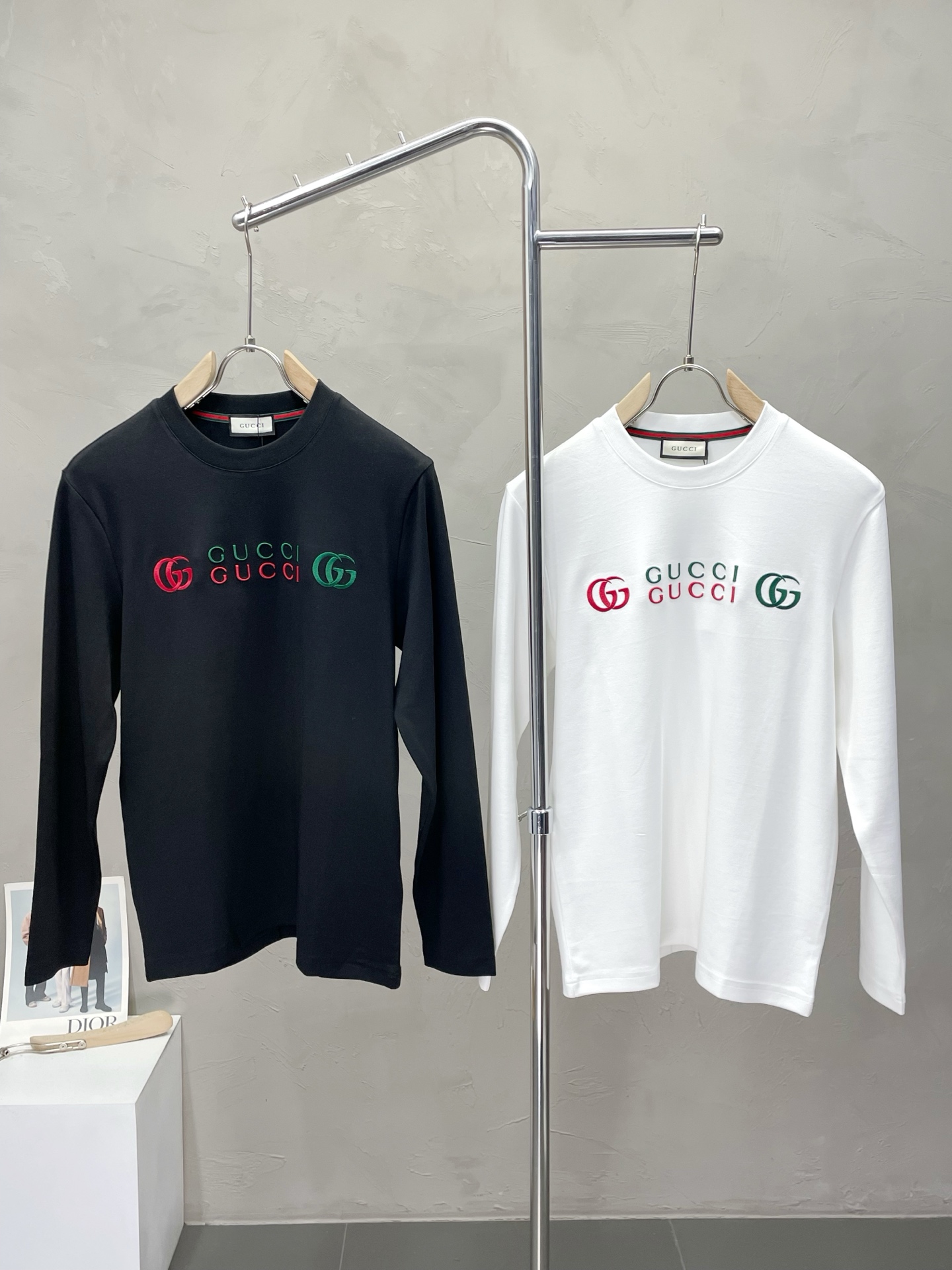 NO:550489,.Gucci exclusively offers new original single men's casual long sleeves, high-end customization, high-version, fashionable and versatile, original imported fabric, logo pattern design, super soft and delicate, skin-friendly and comfortable to wear, high-end boutique, OEM, fine-made top body, very good, men's essential items, three-standard size M-3XL,,gucci,gucci,alexander wang19860909.Gucci古驰独家专供新款原单男士休闲长袖 高端定制 高版本 时尚百搭爆款原版进口面料 logo图案设计 手感超柔软细腻 穿着亲肤舒适 高端精品 代工厂精细做上身非常赞 男士必备单品 三标齐全 尺码M-3XL,,gucci,gucci,alexander wang,Men's clothing
