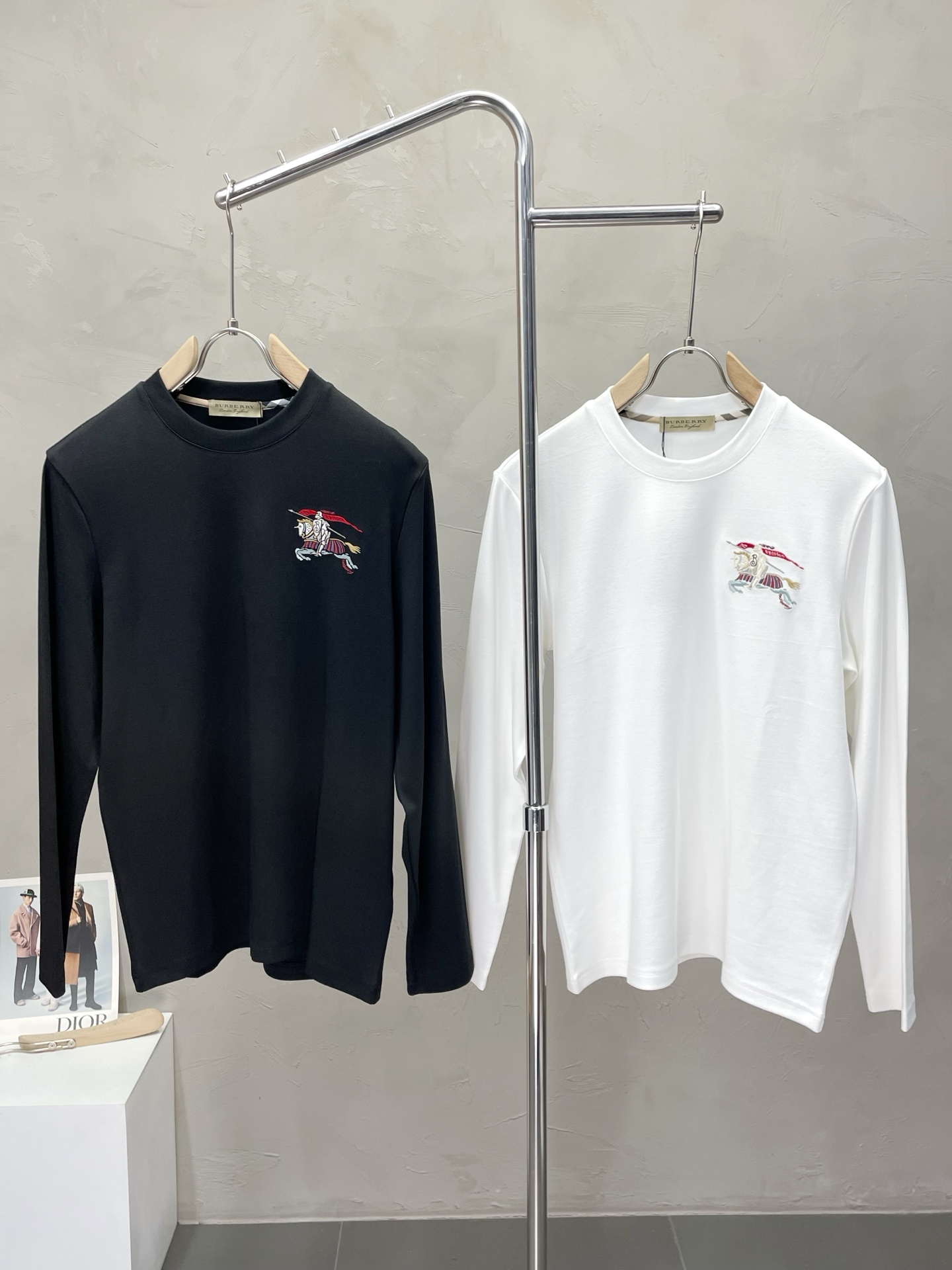 NO:540831,.Burberry Burberry exclusively offers new original single men's casual long sleeves, high-end customization, high-version, fashionable and versatile original imported fabrics, logo pattern design, super soft and delicate, skin-friendly and comfortable to wear, high-end boutique, OEM, fine-made top body, very good, men's essential items, three-standard size M-3XL,,burberry,burberry,alexander wang19860909.Burberry巴宝莉独家专供新款原单男士休闲长袖 高端定制 高版本 时尚百搭爆款原版进口面料 logo图案设计 手感超柔软细腻 穿着亲肤舒适 高端精品 代工厂精细做上身非常赞 男士必备单品 三标齐全 尺码M-3XL,,burberry,burberry,alexander wang,Men's clothing