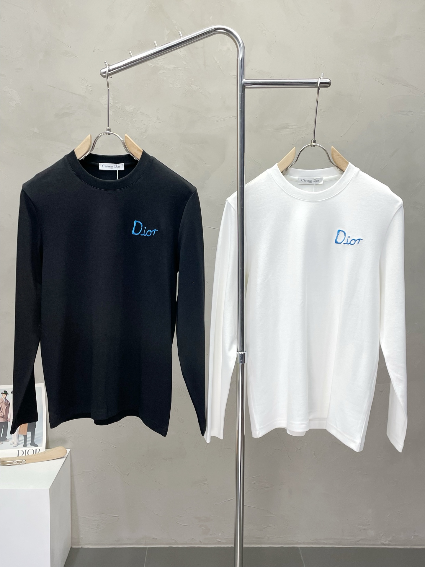 NO:548821,.Dior exclusively offers new original single men's casual long sleeves, high-end customization, high-version, fashionable and versatile, original imported fabric, logo pattern design, super soft and delicate, skin-friendly and comfortable to wear, high-end boutique, OEM, fine-made top body, very good, men's essential items, three-standard size M-3XL,,dior,dior,alexander wang19860909.Dior迪奥独家专供新款原单男士休闲长袖 高端定制 高版本 时尚百搭爆款原版进口面料 logo图案设计 手感超柔软细腻 穿着亲肤舒适 高端精品 代工厂精细做上身非常赞 男士必备单品 三标齐全 尺码M-3XL,,dior,dior,alexander wang,Men's clothing