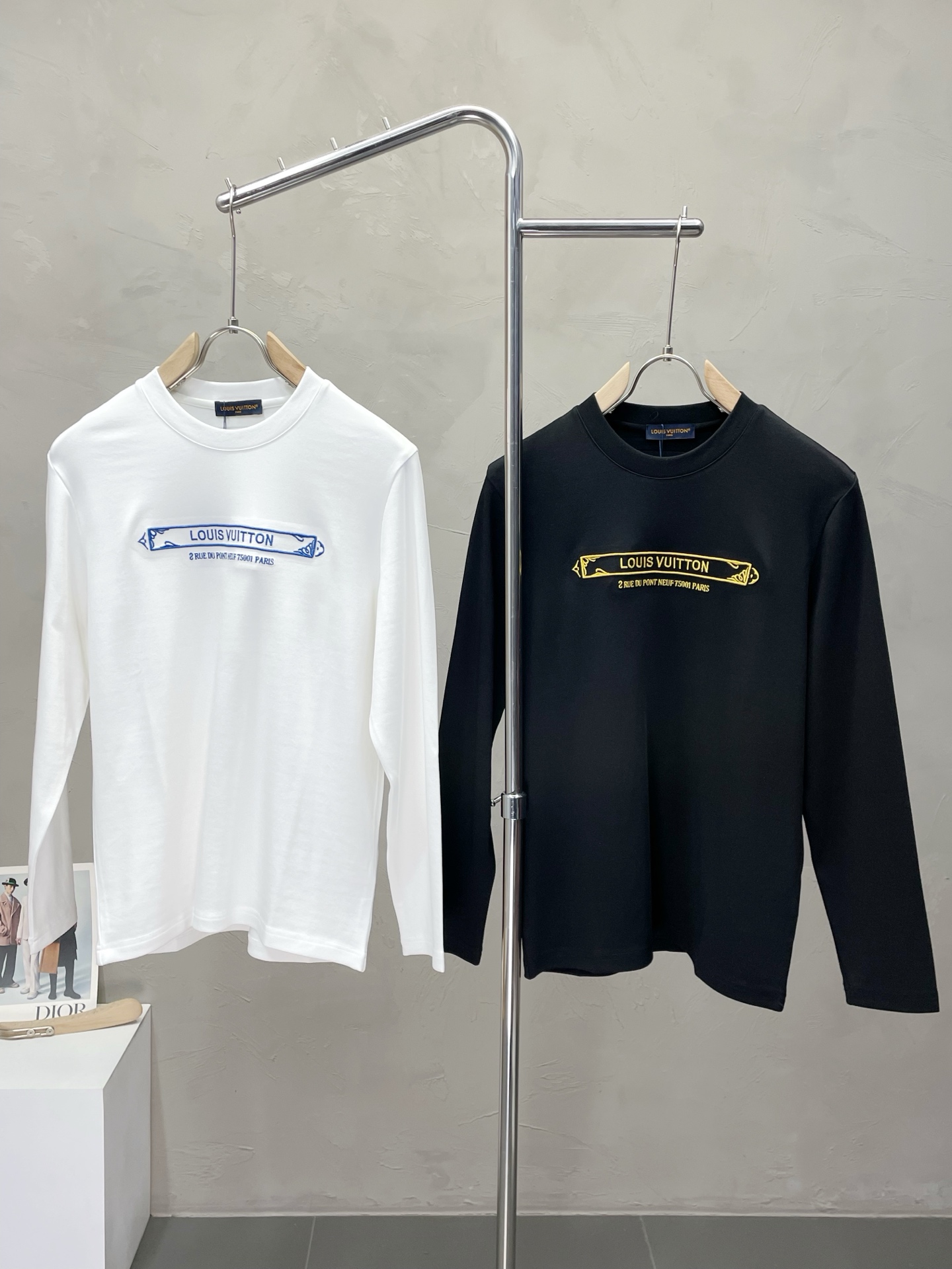 NO:548833,.Louis Vuitton exclusively offers new original single men's casual long sleeves, high-end customization, high-end version, fashionable and versatile, original imported fabric, logo pattern design, super soft and delicate, skin-friendly and comfortable to wear, high-end boutique, OEM, fine-made top body, very good, men's essential items, three-standard size M-3XL,,louis vuitton,louis vuitton,alexander wang19860909.Louis Vuitton路易威登独家专供新款原单男士休闲长袖 高端定制 高版本 时尚百搭爆款原版进口面料 logo图案设计 手感超柔软细腻 穿着亲肤舒适 高端精品 代工厂精细做上身非常赞 男士必备单品 三标齐全 尺码M-3XL,,louis vuitton,louis vuitton,alexander wang,Men's clothing