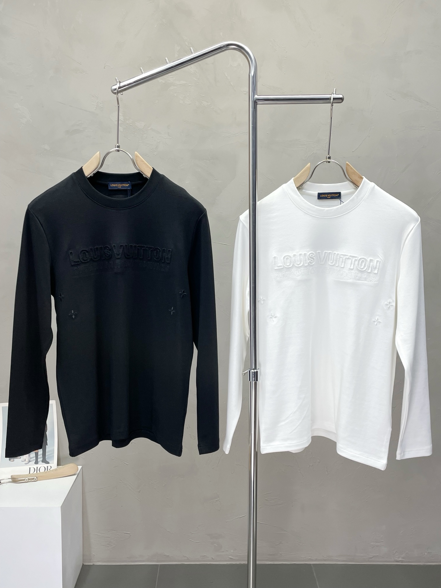 NO:550494,.Louis Vuitton exclusively offers new original single men's casual long sleeves, high-end customization, high-end version, fashionable and versatile, original imported fabric, logo pattern design, super soft and delicate, skin-friendly and comfortable to wear, high-end boutique, OEM, fine-made top body, very good, men's essential items, three-standard size M-3XL,,louis vuitton,louis vuitton,alexander wang19860909.Louis Vuitton路易威登独家专供新款原单男士休闲长袖 高端定制 高版本 时尚百搭爆款原版进口面料 logo图案设计 手感超柔软细腻 穿着亲肤舒适 高端精品 代工厂精细做上身非常赞 男士必备单品 三标齐全 尺码M-3XL,,louis vuitton,louis vuitton,alexander wang,Men's clothing