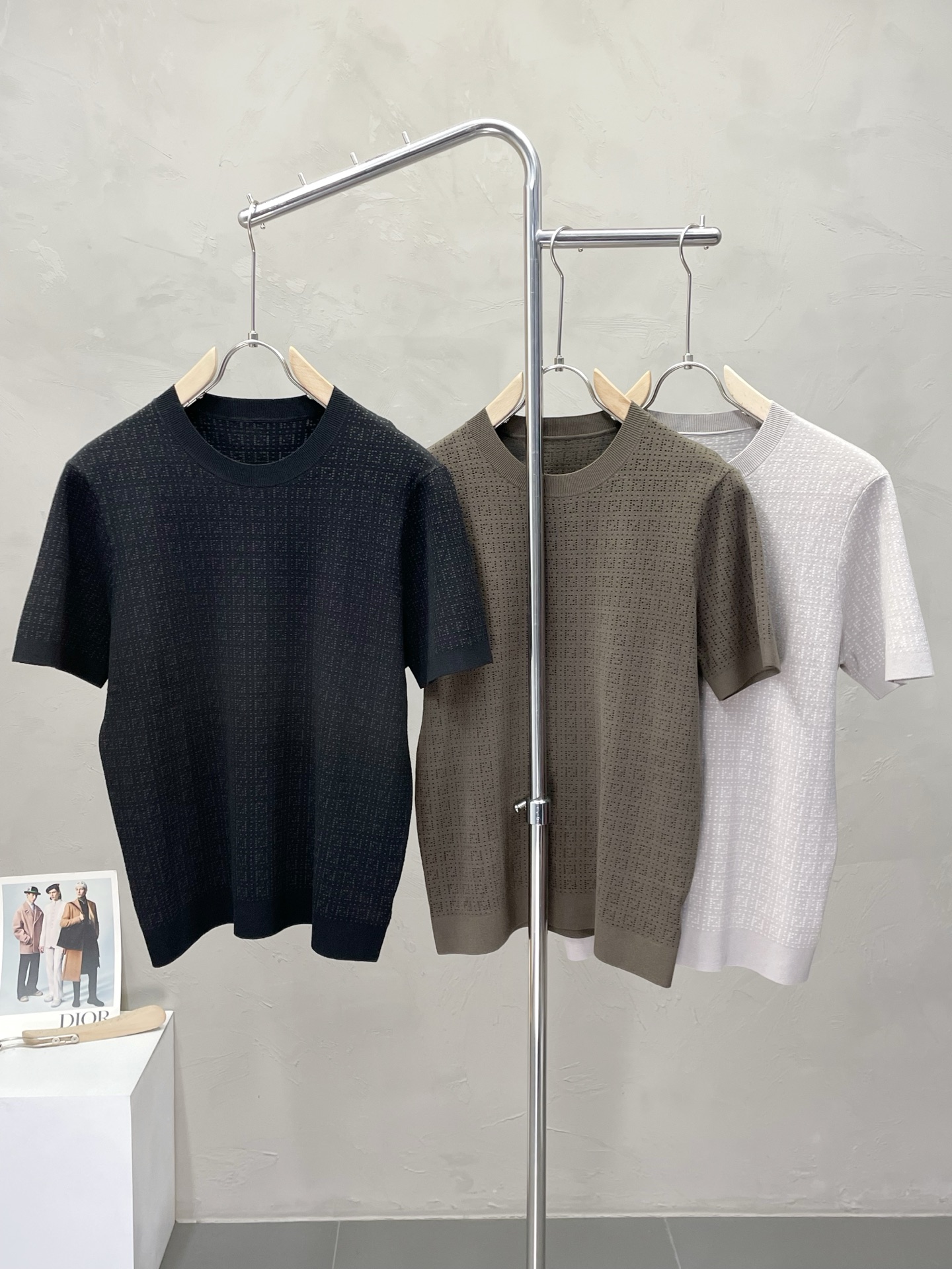 NO:540792,.FENDI exclusively offers new original single men's casual knitted short sleeves, high-end customization, high-end version, fashionable and versatile imported fabric, super soft and delicate, skin-friendly and comfortable to wear, high-end boutique, OEM, fine-made, very good for the upper body, men's essential items, complete three standards, M-3XL,,fendi,fendi,T-shirt,alexander wang19860909.FENDI芬迪独家专供新款原单男士休闲针织短袖 高端定制 高版本 时尚百搭爆款进口面料 手感超柔软细腻 穿着亲肤舒适 高端精品 代工厂精细做上身非常赞 男士必备单品 三标齐全 码数M-3XL,,fendi,fendi,T-shirt,alexander wang,Men's clothing