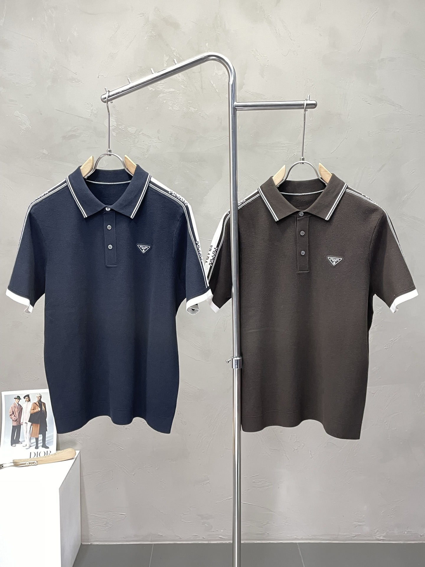 NO:548831,.Prada exclusively offers new original single men's casual knitted short sleeves, high-end customization, high-end version, fashionable and versatile imported fabric, super soft and delicate, skin-friendly and comfortable to wear, high-end boutique, OEM, fine-made top body, very good, men's essential items, three standards, code M-3XL,,prada,prada,T-shirt,alexander wang19860909.Prada普拉达独家专供新款原单男士休闲针织短袖 高端定制 高版本 时尚百搭爆款进口面料 手感超柔软细腻 穿着亲肤舒适 高端精品 代工厂精细做上身非常赞 男士必备单品 三标齐全 码数M-3XL,,prada,prada,T-shirt,alexander wang,Men's clothing