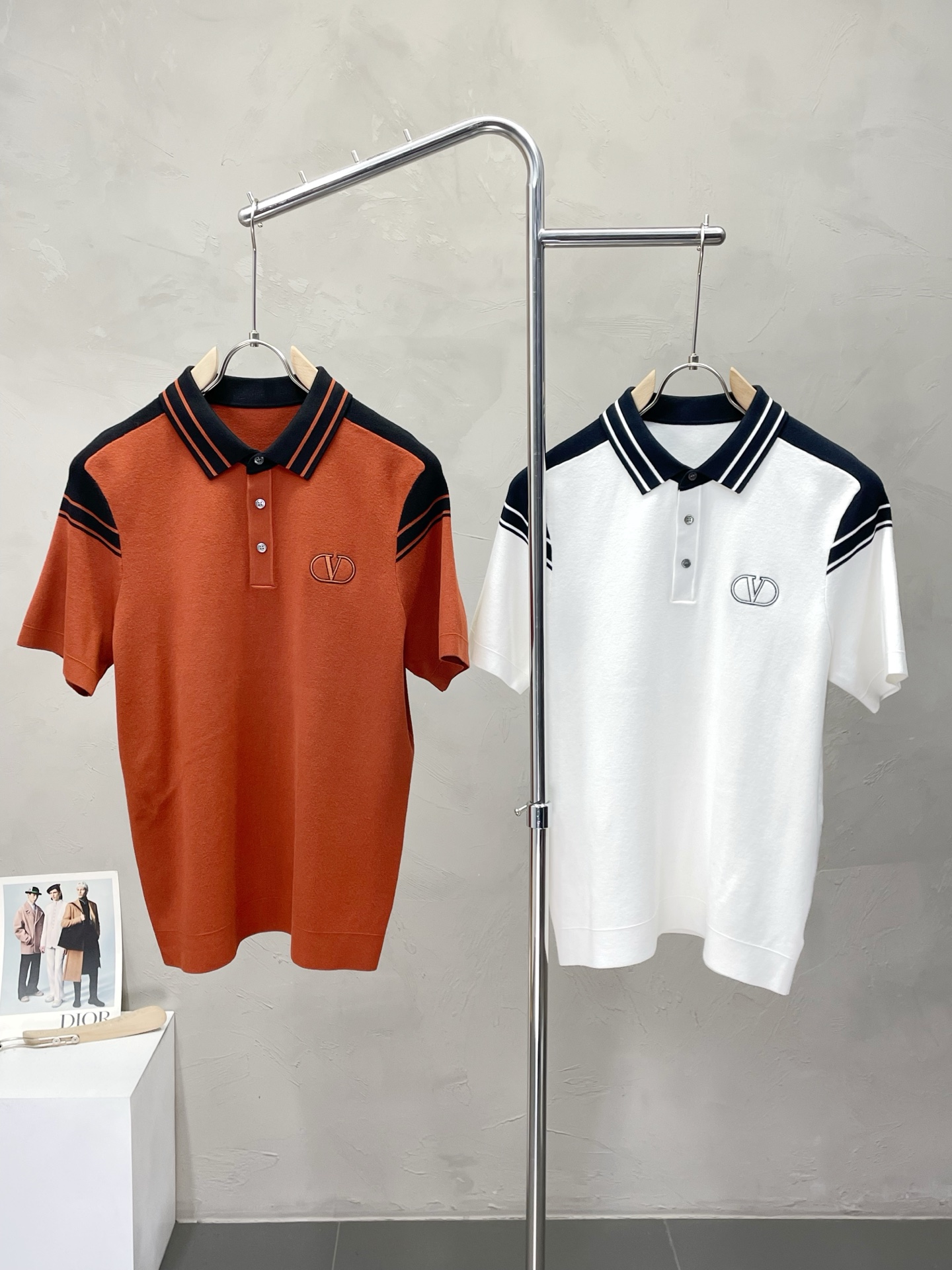 NO:540800,.VALENTINO Valentino exclusively offers new original single men's casual knitted short sleeves, high-end customization, high-end version, fashionable and versatile imported fabric, super soft and delicate, skin-friendly and comfortable to wear, high-end boutique, OEM, fine-made top body, very good, men's essential items, three standards, code M-3XL,,valentino,valentino,T-shirt,alexander wang19860909.VALENTINO华伦天奴独家专供新款原单男士休闲针织短袖 高端定制 高版本 时尚百搭爆款进口面料 手感超柔软细腻 穿着亲肤舒适 高端精品 代工厂精细做上身非常赞 男士必备单品 三标齐全 码数M-3XL,,valentino,valentino,T-shirt,alexander wang,Men's clothing