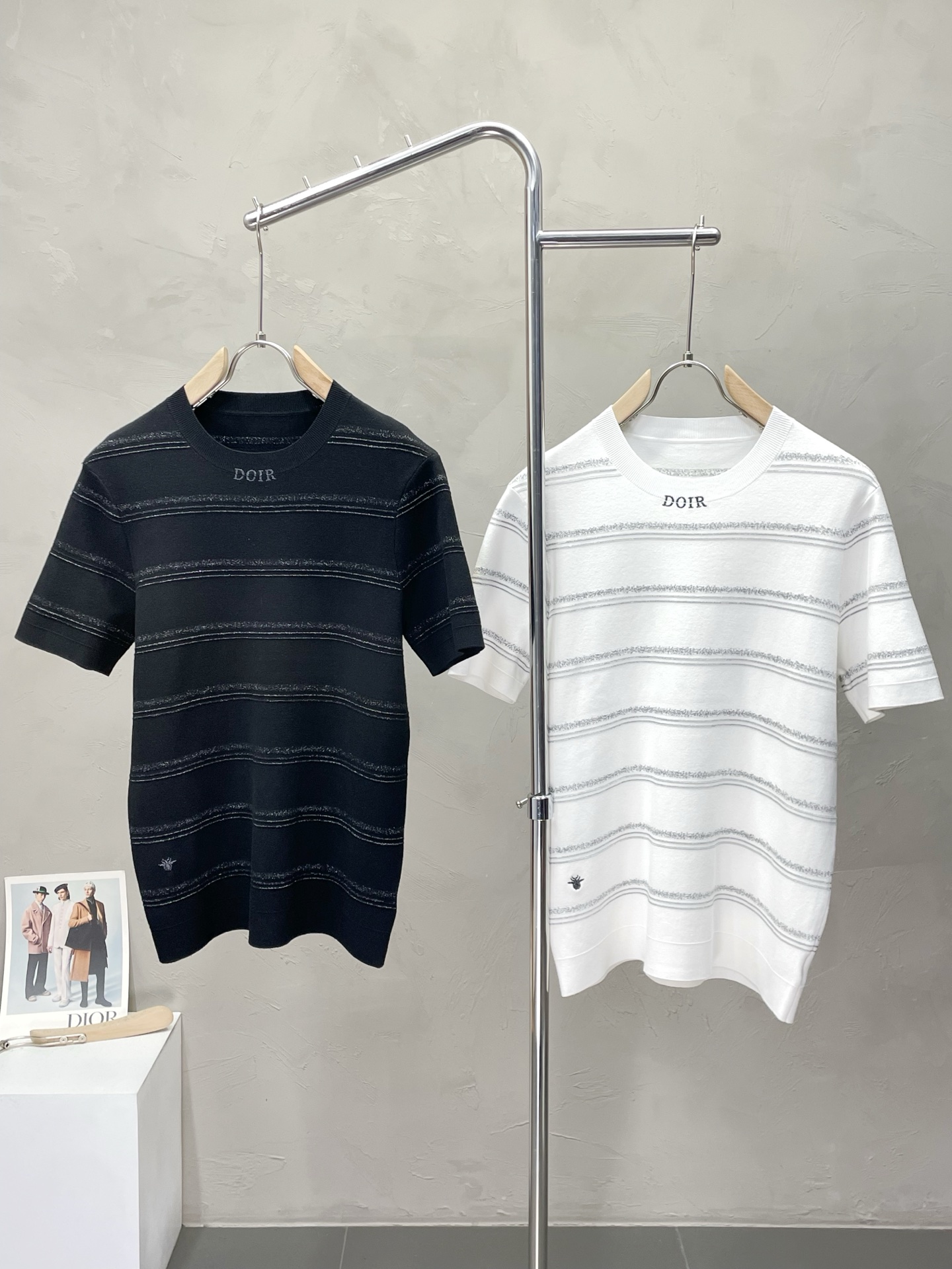 NO:548806,.Dior exclusively offers new original single men's casual knitted short sleeves, high-end customization, high-end version, fashionable and versatile imported fabric, super soft and delicate, skin-friendly and comfortable to wear, high-end boutique, OEM, fine production, very good for the top body, men's essential items, three standards, code M-3XL,,dior,dior,T-shirt,alexander wang19860909.Dior迪奥独家专供新款原单男士休闲针织短袖 高端定制 高版本 时尚百搭爆款进口面料 手感超柔软细腻 穿着亲肤舒适 高端精品 代工厂精细做上身非常赞 男士必备单品 三标齐全 码数M-3XL,,dior,dior,T-shirt,alexander wang,Men's clothing