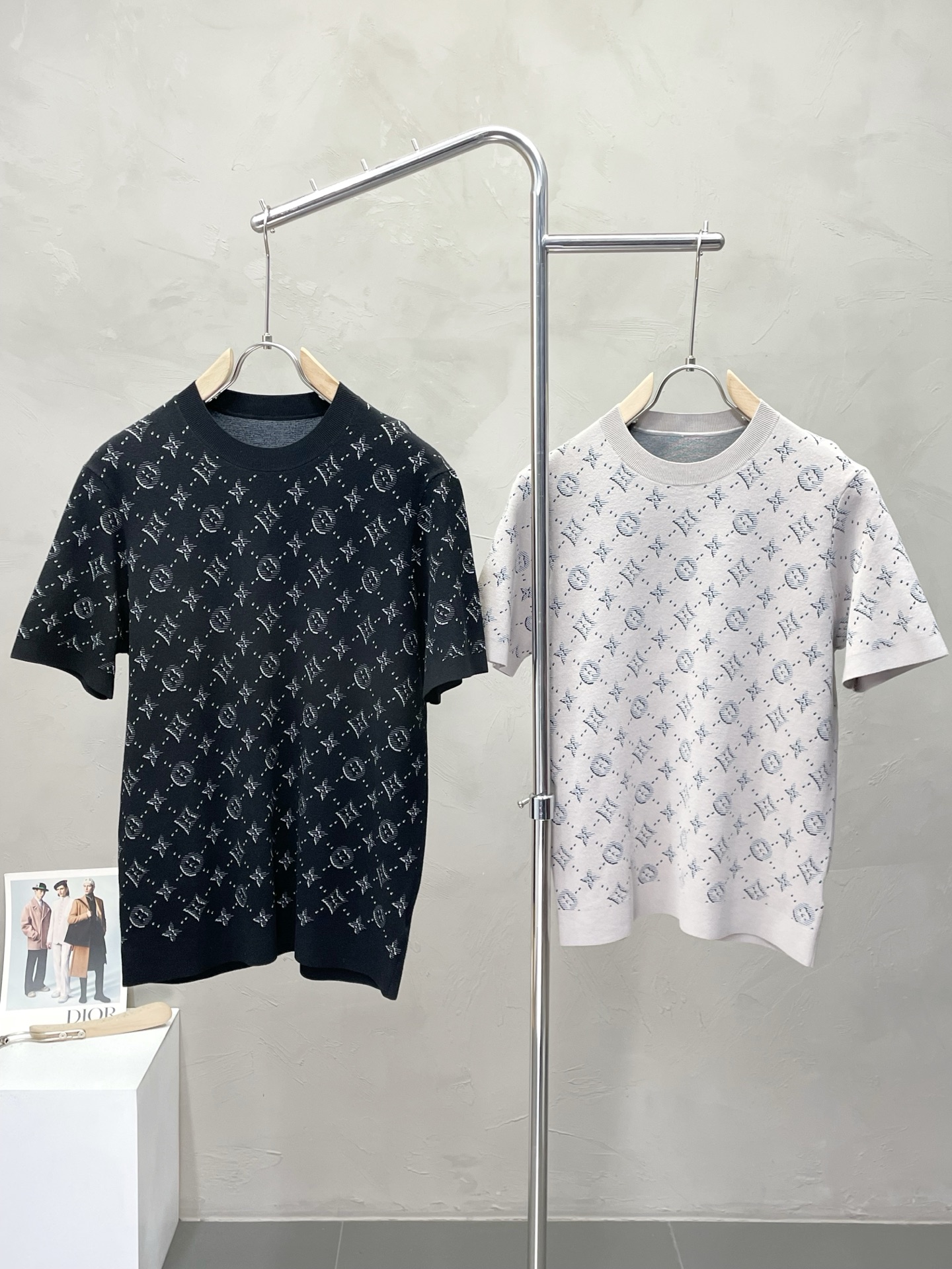 NO:548815,.Louis Vuitton exclusively offers new original single men's casual knitted short sleeves, high-end customization, high-end version, fashionable and versatile imported fabric, super soft and delicate, skin-friendly and comfortable to wear, high-end boutique, OEM, fine-made top body, very good, men's essential items, three standards, complete code number M-3XL,,louis vuitton,louis vuitton,T-shirt,alexander wang19860909.Louis Vuitton路易威登独家专供新款原单男士休闲针织短袖 高端定制 高版本 时尚百搭爆款进口面料 手感超柔软细腻 穿着亲肤舒适 高端精品 代工厂精细做上身非常赞 男士必备单品 三标齐全 码数M-3XL,,louis vuitton,louis vuitton,T-shirt,alexander wang,Men's clothing