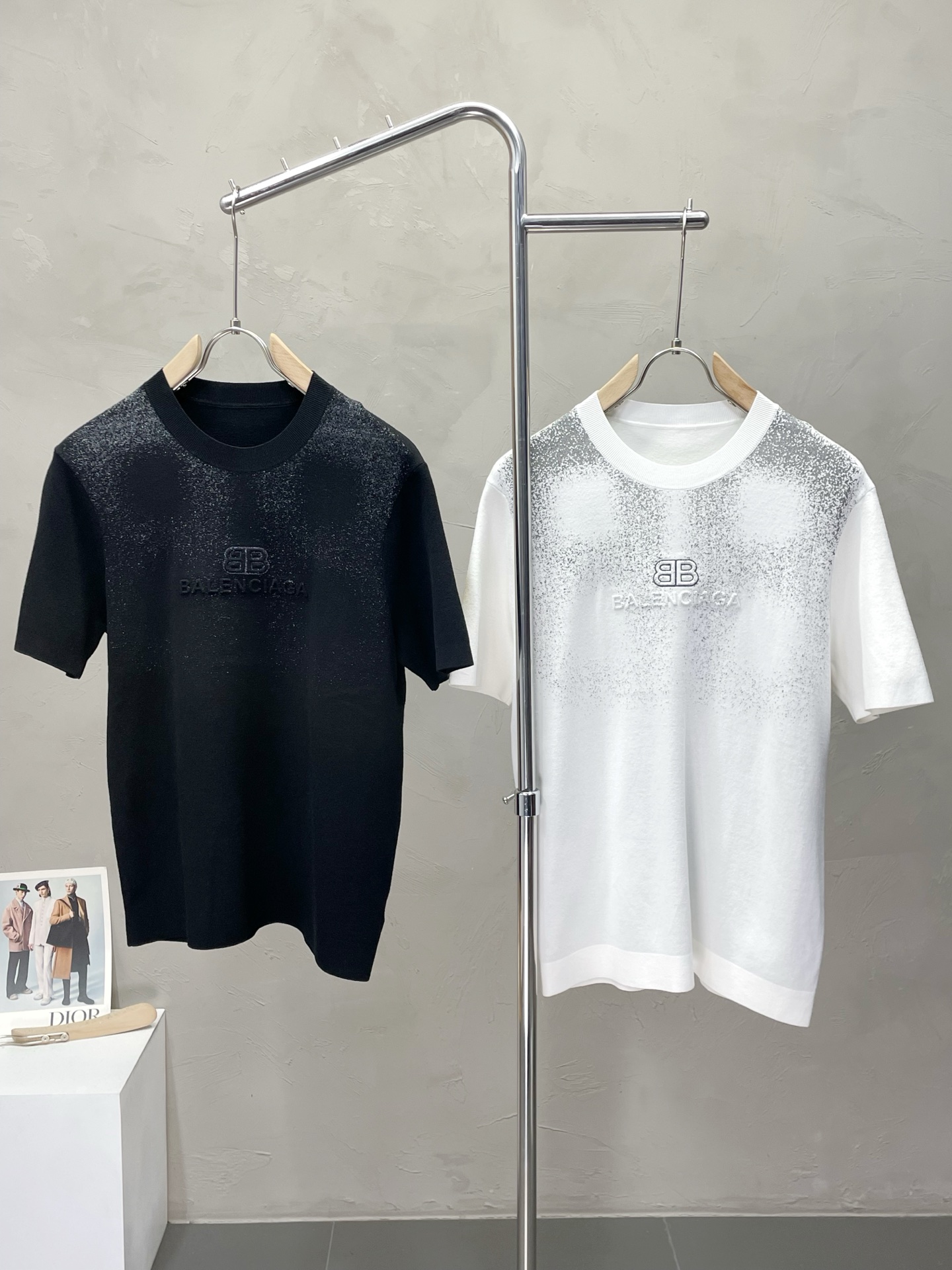 NO:540796,.Balenciaga exclusively offers new original single men's casual knitted short sleeves, high-end customization, high-end version, fashionable and versatile imported fabric, super soft and delicate, skin-friendly and comfortable to wear, high-end boutique, OEM, fine-made top body, very good, men's essential items, three standards, code M-3XL,,balenciaga,balenciaga,T-shirt,alexander wang19860909.Balenciaga巴黎世家独家专供新款原单男士休闲针织短袖 高端定制 高版本 时尚百搭爆款进口面料 手感超柔软细腻 穿着亲肤舒适 高端精品 代工厂精细做上身非常赞 男士必备单品 三标齐全 码数M-3XL,,balenciaga,balenciaga,T-shirt,alexander wang,Men's clothing