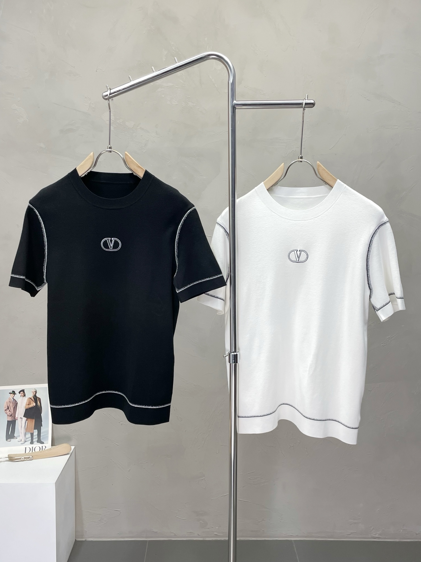 NO:548827,.VALENTINO Exclusively supplies new original men's casual knitted short-sleeves. High-end customization. High version. Fashionable and versatile imported fabrics. Super soft and delicate feel. Skin-friendly and comfortable to wear. High-end boutique. The upper body is exquisitely made by the factory. Men's must-have items. Three standards are complete. Size M-3XL, valentino, valentino, T-shirt, alexander wang19860909.VALENTINO华伦天奴独家专供新款原单男士休闲针织短袖 高端定制 高版本 时尚百搭爆款进口面料 手感超柔软细腻 穿着亲肤舒适 高端精品 代工厂精细做上身非常赞 男士必备单品 三标齐全 码数M-3XL,,valentino,valentino,T-shirt,alexander wang,Men's clothing