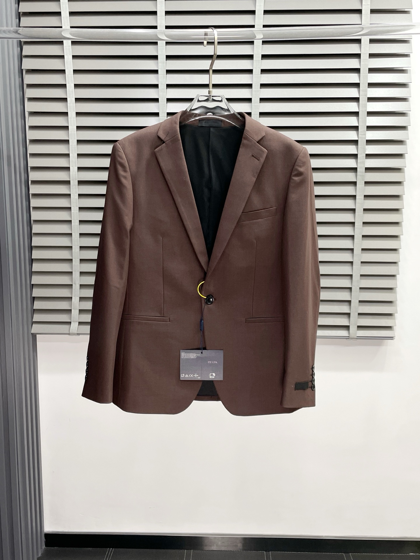 NO:540844,/Set. Single West, Trousers. Prada Prada new suit suit, foreign trade company order Simple casual suit jacket, with shoulder pads inside the jacket, exclusively exclusive for imported original polyester fiber fabric, breathable, soft and warm, strong straight and drape, the whole piece of clothing is neat and flat, all hardware accessories are customer-supplied top-grade accessories, and it is obvious that it is high-end fabric. This fabric is fixed-woven. There is no good product from the outside, and there is no picky place. This jacket is often worn and has strong practicality. Size jacket 46-58. Pants 29-38,, prada, prada, jackets & coats, business suit, alexander wang19860909/套.单西、西裤.Prada普拉达新款西服套装,外贸公司订单 简约休闲西装外套,外套内里自带垫肩 独家专供进口原版聚酯纤维面料,透气柔软保暖性很强,笔挺垂感十足,整件衣服车工走线整齐平整,所有五金附料都是客供带logo顶级配件 一看就是高档的面料 这种面料都是定织的 外面根本就没有 正规大厂途径出来的好货,无任何有挑剔的地方 这样的一件外套属于常备常穿的,实用性很强.尺码外套46-58.裤子29-38,,prada,prada,jackets & coats,business suit,alexander wang,Men's clothing