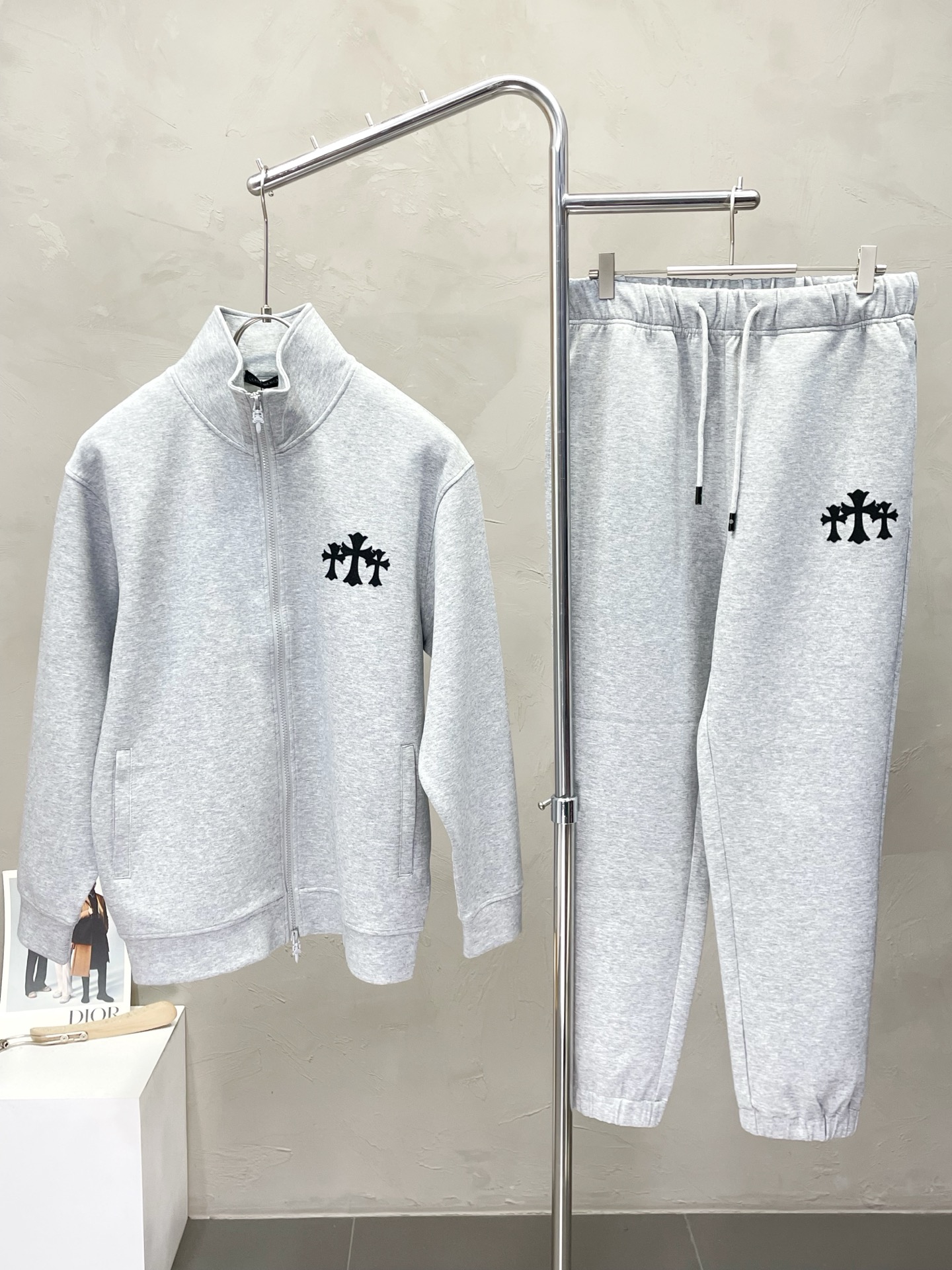 NO:548807,Tops and trousers P.Chrome hearts Croxin exclusively offers the same style of the new counter, breathable, comfortable and casual!  Full of high-end feeling!  The details are exquisite and high-end, and the workmanship is impeccable!  The original high-end fabric looks high-end!  The fabric is soft, delicate and comfortable, moisture absorption, quick drying, breathable, neat and stylish. The code number M-3XL, chrome hearts, chrome hearts, alexander wang19860909上衣、长裤P.Chrome hearts 克罗心独家专供新款专柜同款套装,透气舒适休闲！高级感满满！细节精致高档,做工无可挑剔！原版高端面料很显高级！面料柔软细腻舒适 吸湿速干透气,利落有型.码数M-3XL,,chrome hearts,chrome hearts,alexander wang,Men's clothing