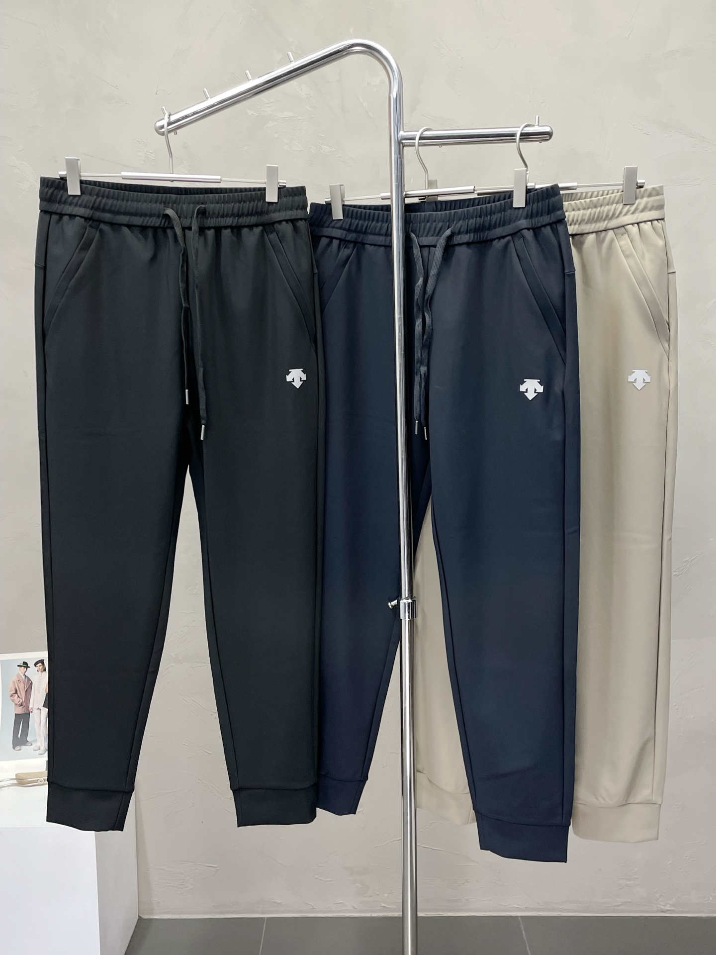 NO:548808,.DESCENTE exclusively available for new casual pants, high-end version!  Customized fabrics for counters are breathable and comfortable, with impeccable details, and the brand element design concept reflects high quality. The feel is delicate and soft!  It is casually cut, with a great upper body style!  Code number M-5XL, alexander wang19860909.DESCENTE迪桑特独家专供新款休闲裤 高端版本！专柜定制面料 透气舒适度高,细节无可挑剔,品牌元素设计理念,体现高品质.手感细腻柔软！呈现休闲裁剪,上身版型超赞！码数M-5XL,,alexander wang,Men's clothing