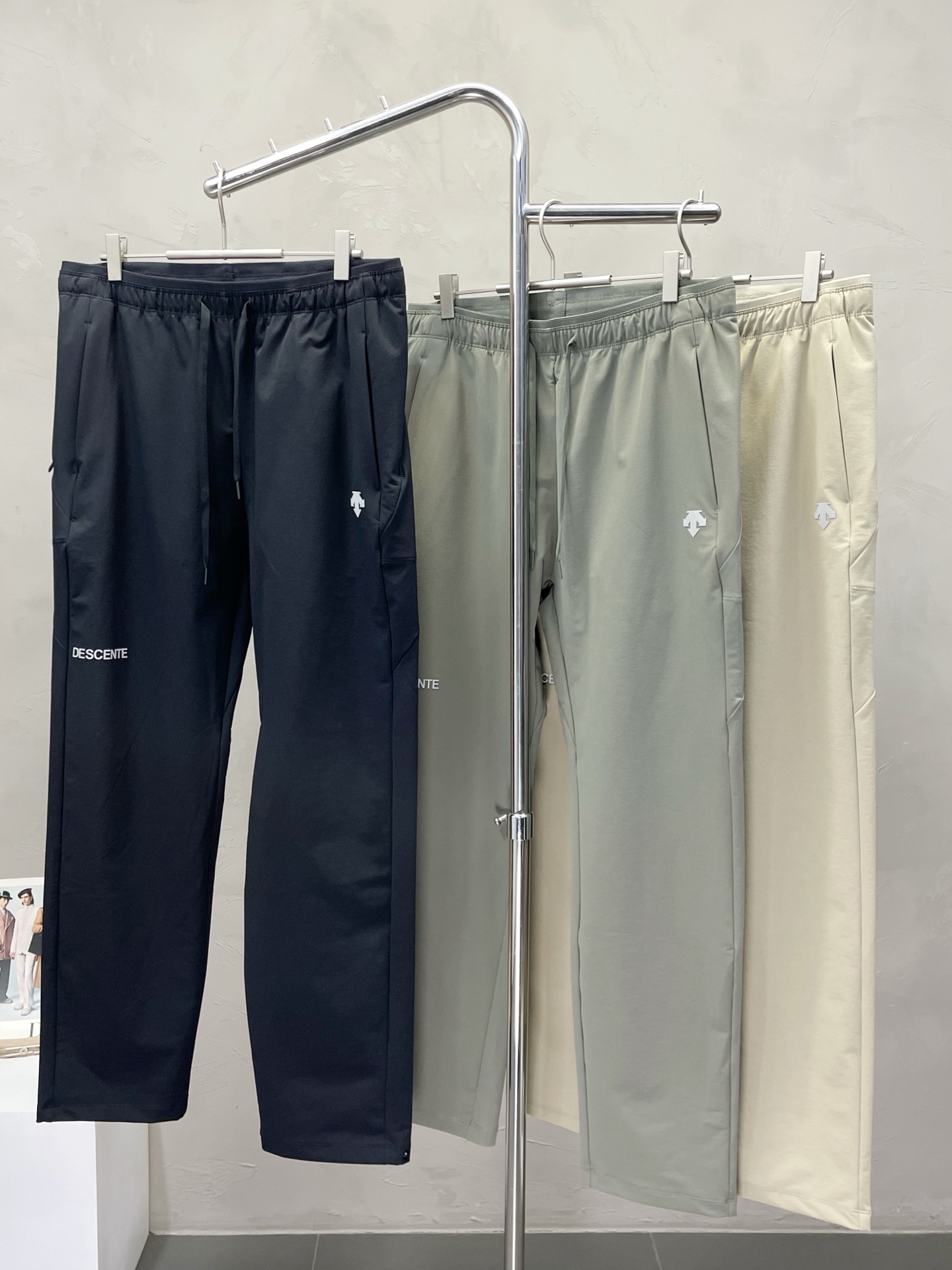 NO:563947,.DESCENTE is exclusively for new casual pants, high-end version!  Custom-made fabrics at the counter are highly breathable and comfortable, with impeccable details and brand element design concepts, reflecting high quality. It feels delicate and soft!  It presents a casual cut and the upper body shape is awesome!  Size M-5XL,,alexander wang19860909.DESCENTE迪桑特独家专供新款休闲裤 高端版本！专柜定制面料 透气舒适度高,细节无可挑剔,品牌元素设计理念,体现高品质.手感细腻柔软！呈现休闲裁剪,上身版型超赞！码数M-5XL,,alexander wang,Men's clothing