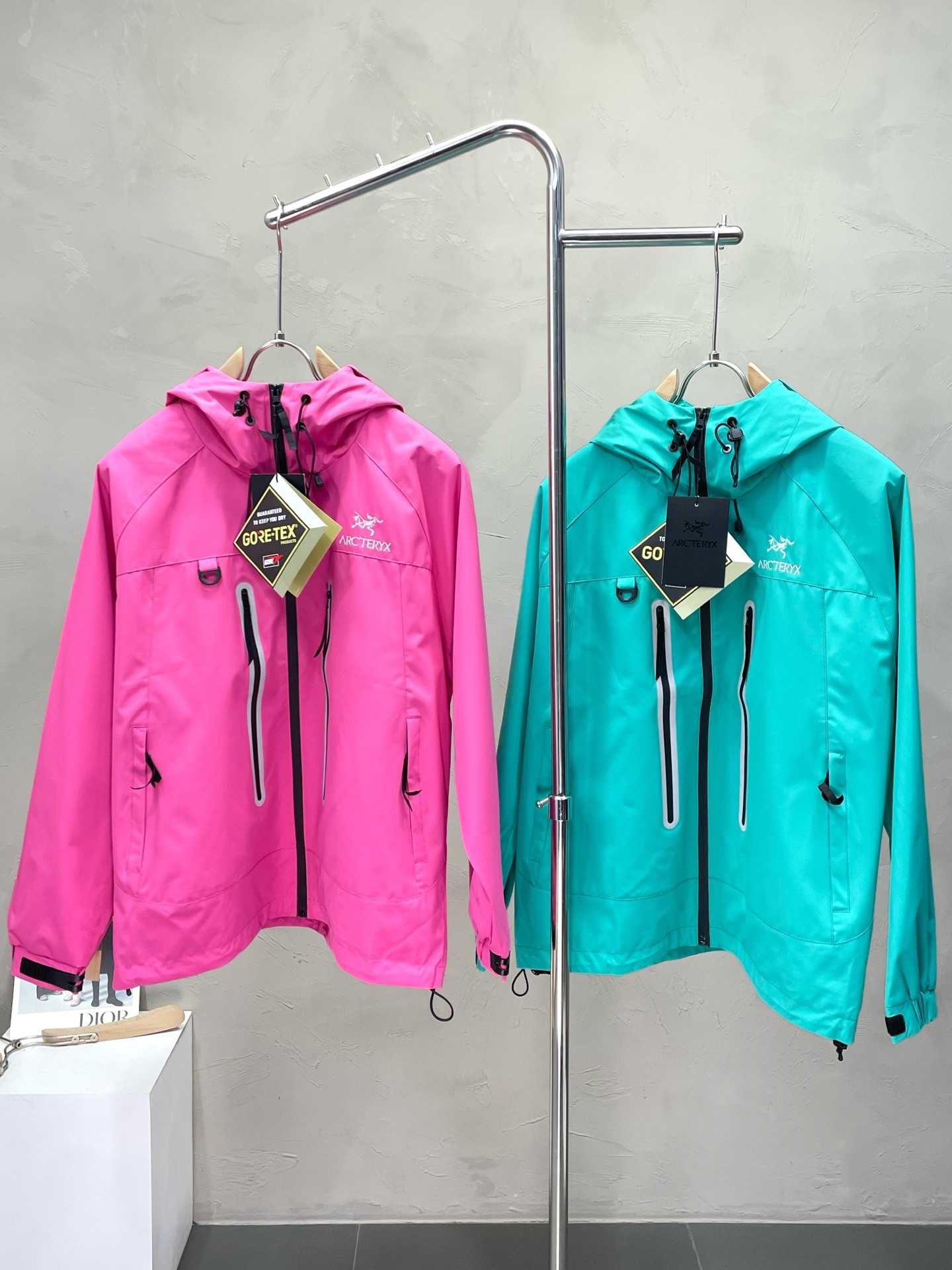 NO:548822,.Arc’teryx exclusively offers the latest fashion hooded jacket GORE-TEX waterproof classic design and super-looking jacket. The comprehensive performance and quality are even more unscrupulous. You can buy it directly. You can’t get it right! Through the detailed pictures, you can feel its powerful aura, and the warm-concentration effect is significant, so you don’t have to worry about the chill at all! It is both fashionable and functional, and the whole style looks more luxurious and elegant! Size S-3XL, arc'teryx,jackets & coats,hats,alexander wang19860909.Arc’teryx始祖鸟独家专供最新时尚连帽冲锋衣 GORE-TEX防水经典设计感与颜值爆棚的外套,性能综合品质更是无法挑剔品控可以直接入手,不容过错的高端臻品！通过细节图片便可感受到它强悍的气场,聚温保暖效果显著,完全不用担心会有一点寒意！时尚与功能性兼备,整款显得更加的奢华大气！ 尺码S-3XL,arc'teryx,jackets & coats,hats,alexander wang,Men's clothing