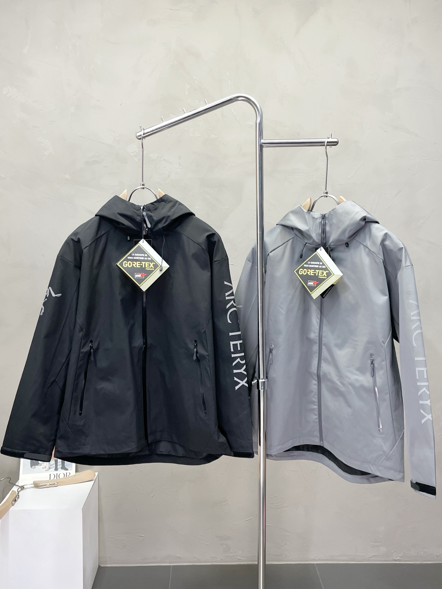 NO:548810,.Arc’teryx exclusively offers the latest fashion hooded jacket GORE-TEX waterproof classic design and super-looking jacket. The comprehensive performance and quality are even more unscrupulous. You can buy it directly. You can’t get it right! Through the detailed pictures, you can feel its powerful aura, and the warm-concentration effect is significant, so you don’t have to worry about the chill at all! It is both fashionable and functional, and the whole style looks more luxurious and elegant! Size S-3XL, arc'teryx,jackets & coats,hats,alexander wang19860909.Arc’teryx始祖鸟独家专供最新时尚连帽冲锋衣 GORE-TEX防水经典设计感与颜值爆棚的外套,性能综合品质更是无法挑剔品控可以直接入手,不容过错的高端臻品！通过细节图片便可感受到它强悍的气场,聚温保暖效果显著,完全不用担心会有一点寒意！时尚与功能性兼备,整款显得更加的奢华大气！ 尺码S-3XL,arc'teryx,jackets & coats,hats,alexander wang,Men's clothing