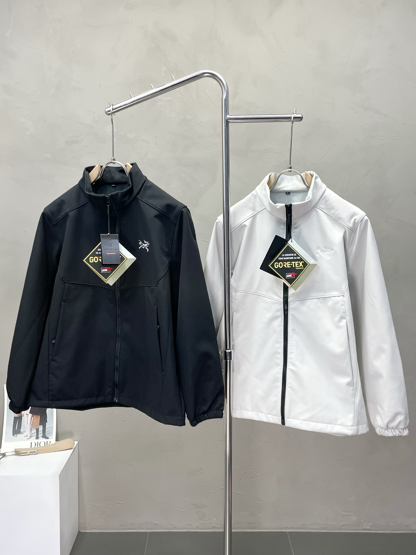 NO:548834,.Arc’teryx exclusively offers the latest fashionable jackets. GORE-TEX waterproof classic design and super beautiful jackets. The comprehensive performance and quality are even more unscrupulous. You can buy them directly. You can’t get it wrong! Through the detailed pictures, you can feel its powerful aura, and the warm-concentration effect is significant, so you don’t have to worry about the chill at all! It is both fashionable and functional, and the whole style looks more luxurious and elegant! Size S-4XL, arc'teryx,jackets & coats,jackets & coats,alexander wang19860909.Arc’teryx始祖鸟独家专供最新时尚夹克外套 GORE-TEX防水经典设计感与颜值爆棚的外套,性能综合品质更是无法挑剔品控可以直接入手,不容过错的高端臻品！通过细节图片便可感受到它强悍的气场,聚温保暖效果显著,完全不用担心会有一点寒意！时尚与功能性兼备,整款显得更加的奢华大气！ 尺码S-4XL,arc'teryx,jackets & coats,jackets & coats,alexander wang,Men's clothing