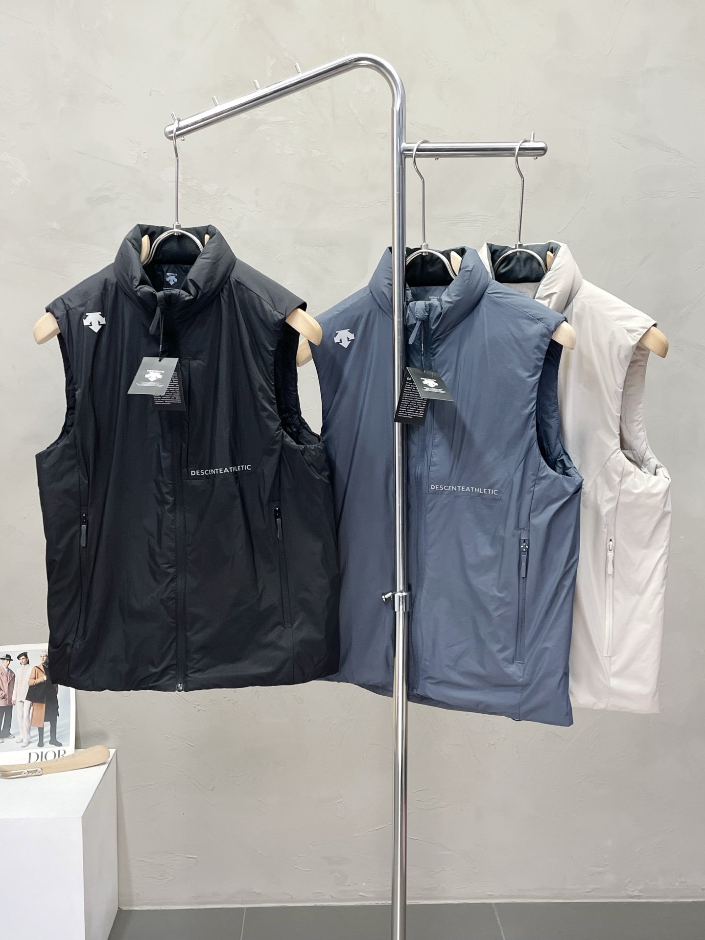 NO:548846,.DESCENTE exclusively offers the latest fashionable thin cotton vests. A jacket with a classic design and appearance. The comprehensive performance and quality are even more unscrupulous. You can buy it directly. You can’t get it wrong! Through the detailed pictures, you can feel its powerful aura, and the warm-concentration effect is significant, so you don’t have to worry about the chill at all! It is both fashionable and functional, and the whole style looks more luxurious and elegant! Size L-5XL, Jackets & coats,alexander wang19860909.DESCENTE迪桑特独家专供最新时尚薄棉马甲 经典设计感与颜值爆棚的外套,性能综合品质更是无法挑剔品控可以直接入手,不容过错的高端臻品！通过细节图片便可感受到它强悍的气场,聚温保暖效果显著,完全不用担心会有一点寒意！时尚与功能性兼备,整款显得更加的奢华大气！ 尺码L-5XL,,jackets & coats,alexander wang,Men's clothing