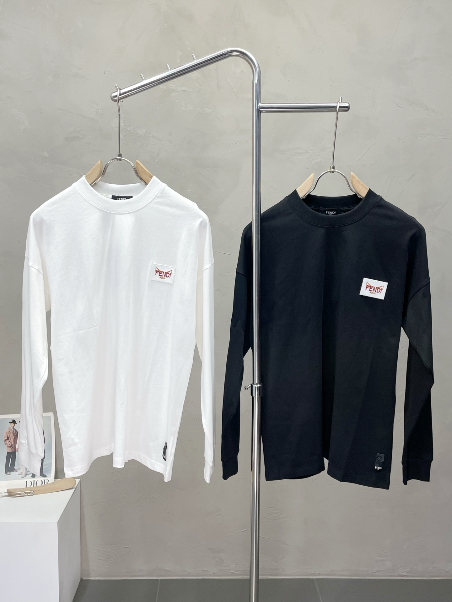 NO:563920,.FENDI Fendi exclusively provides new original men's casual long sleeves. High-end customization. High version. Fashionable and versatile original imported fabrics. Logo pattern design. Super soft and delicate feel. Skin-friendly and comfortable to wear. High-end boutique. The upper body is exquisitely made by the foundry. Men's must-have items. Three complete standards. Sizes M-3XL,,fendi,fendi,alexander wang19860909.FENDI芬迪独家专供新款原单男士休闲长袖 高端定制 高版本 时尚百搭爆款原版进口面料 logo图案设计 手感超柔软细腻 穿着亲肤舒适 高端精品 代工厂精细做上身非常赞 男士必备单品 三标齐全 尺码M-3XL,,fendi,fendi,alexander wang,Men's clothing