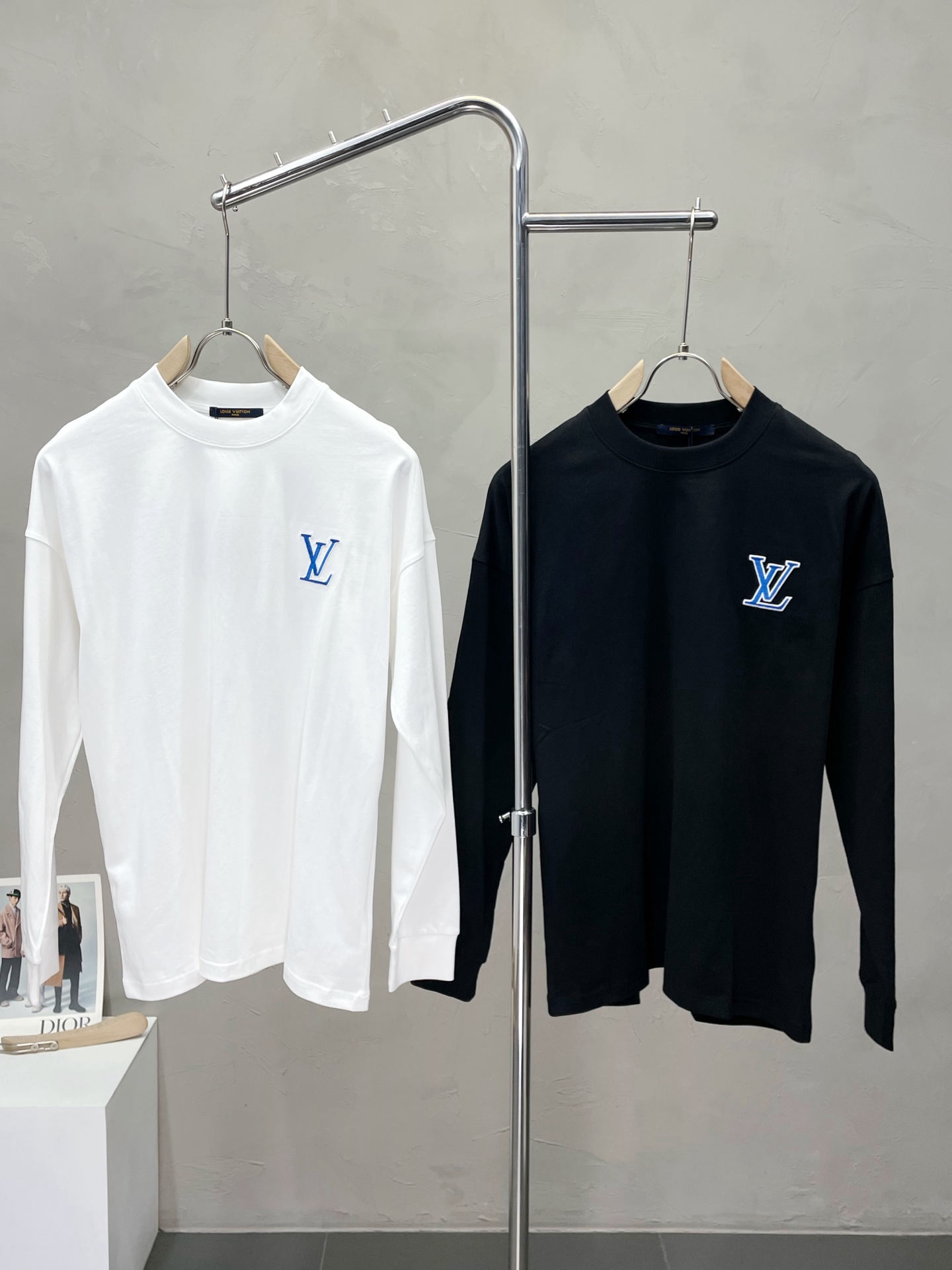 NO:550499,.Louis Vuitton exclusively offers new original single men's casual long sleeves, high-end customization, high-end version, fashionable and versatile, original imported fabric, logo pattern design, super soft and delicate, skin-friendly and comfortable to wear, high-end boutique, OEM, fine-made top body, very good, men's essential items, three-standard size M-3XL,,louis vuitton,louis vuitton,alexander wang19860909.Louis Vuitton路易威登独家专供新款原单男士休闲长袖 高端定制 高版本 时尚百搭爆款原版进口面料 logo图案设计 手感超柔软细腻 穿着亲肤舒适 高端精品 代工厂精细做上身非常赞 男士必备单品 三标齐全 尺码M-3XL,,louis vuitton,louis vuitton,alexander wang,Men's clothing