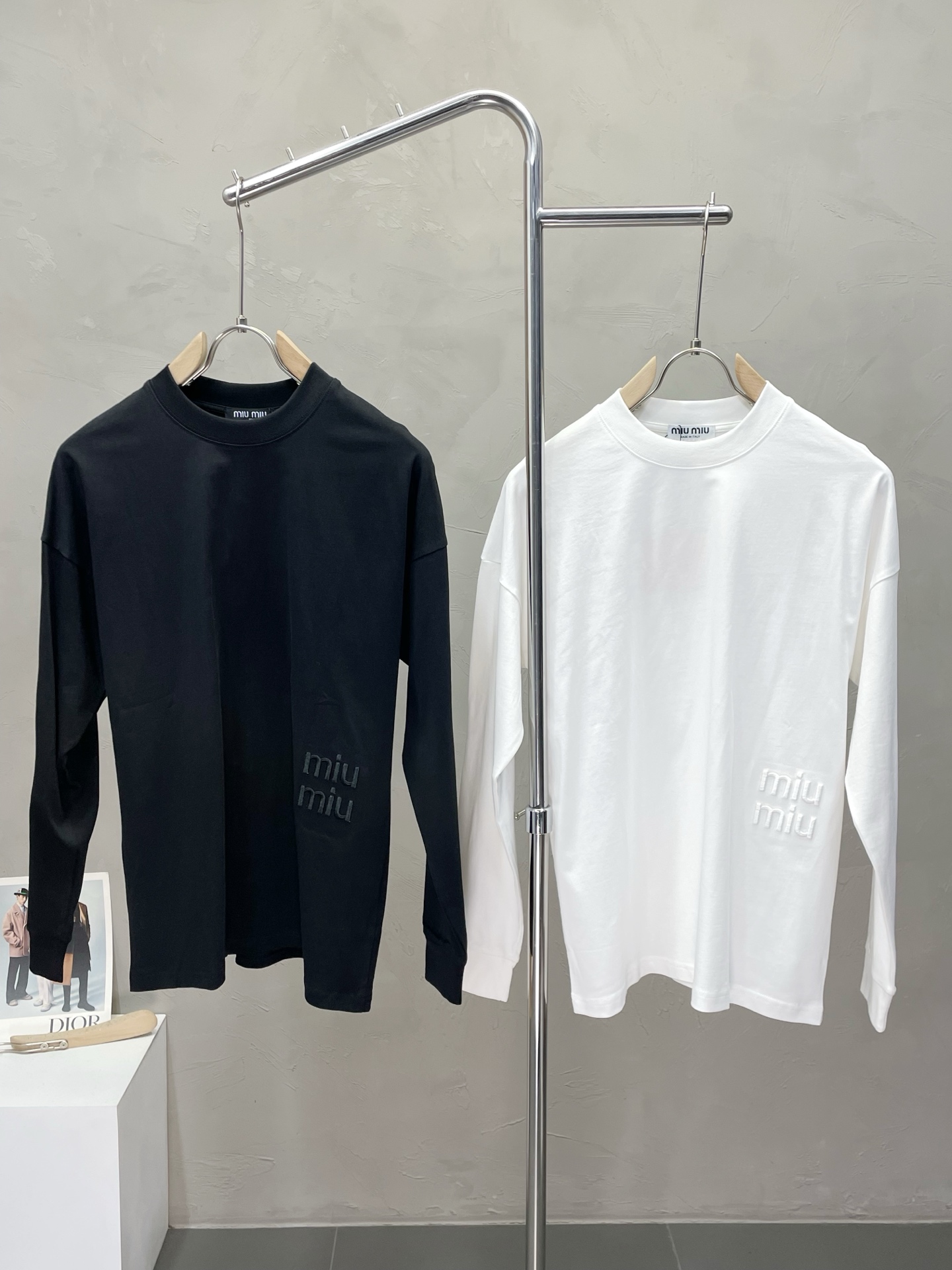 NO:563932,.Miumiu exclusively supplies new original men's casual long sleeves. High-end customization. High version. Fashionable and versatile original imported fabrics. Logo pattern design. Super soft and delicate feel. Skin-friendly and comfortable to wear. High-end boutique. The upper body is exquisitely made by the factory. Men's must-have items. Three standards are complete. Sizes M-3XL,,miumiu,alexander wang19860909.Miumiu缪谬独家专供新款原单男士休闲长袖 高端定制 高版本 时尚百搭爆款原版进口面料 logo图案设计 手感超柔软细腻 穿着亲肤舒适 高端精品 代工厂精细做上身非常赞 男士必备单品 三标齐全 尺码M-3XL,,miumiu,alexander wang,Men's clothing