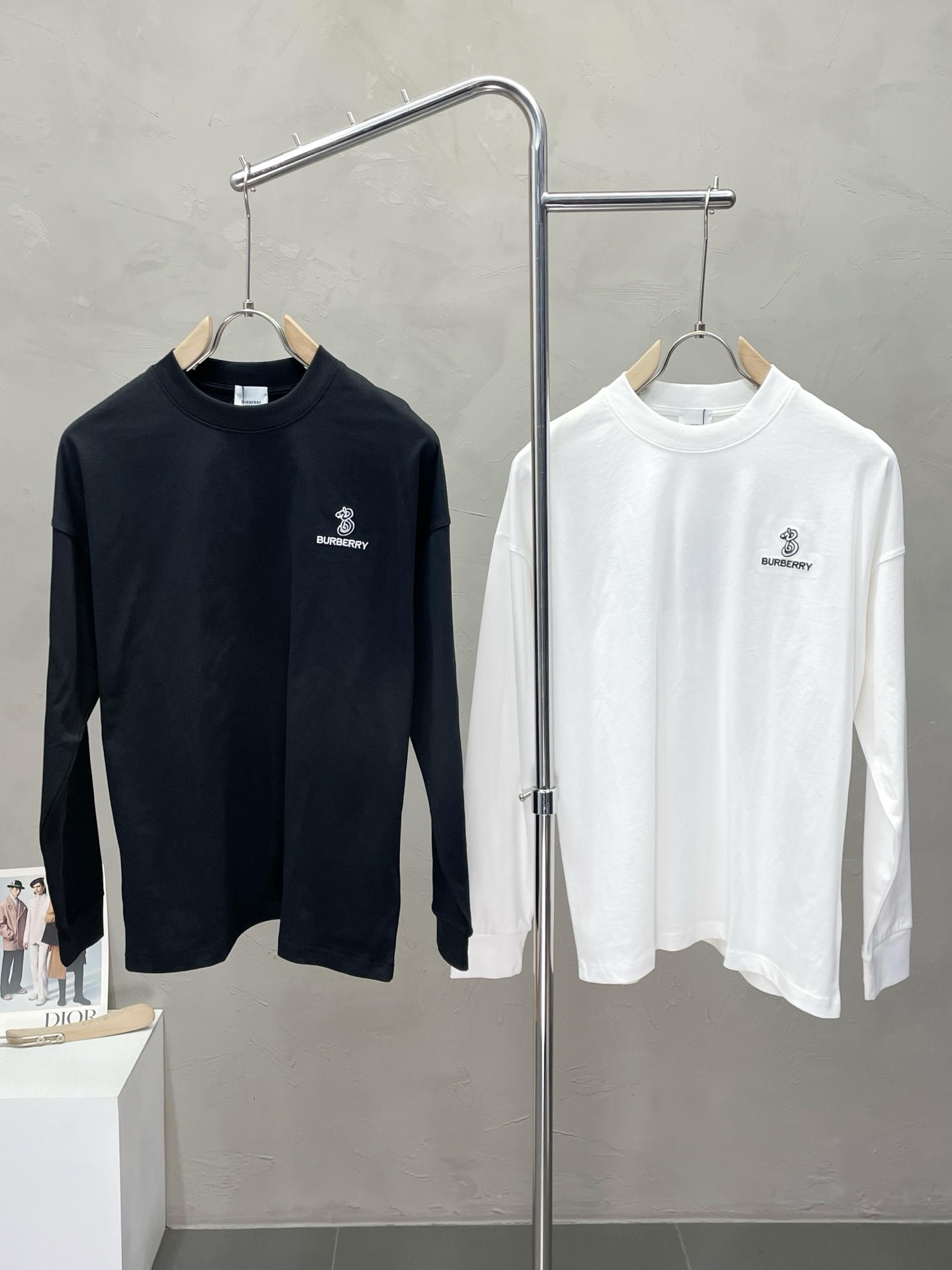 NO:563952,.Burberry exclusively supplies new original men's casual long sleeves. High-end customization. High version. Fashionable and versatile original imported fabrics. Logo pattern design. Super soft and delicate feel. Skin-friendly and comfortable to wear. High-end boutique. The upper body is exquisitely made by the factory. Men's must-have items. Three standards are complete. Sizes M-3XL,,burberry,burberry,alexander wang19860909.Burberry巴宝莉独家专供新款原单男士休闲长袖 高端定制 高版本 时尚百搭爆款原版进口面料 logo图案设计 手感超柔软细腻 穿着亲肤舒适 高端精品 代工厂精细做上身非常赞 男士必备单品 三标齐全 尺码M-3XL,,burberry,burberry,alexander wang,Men's clothing