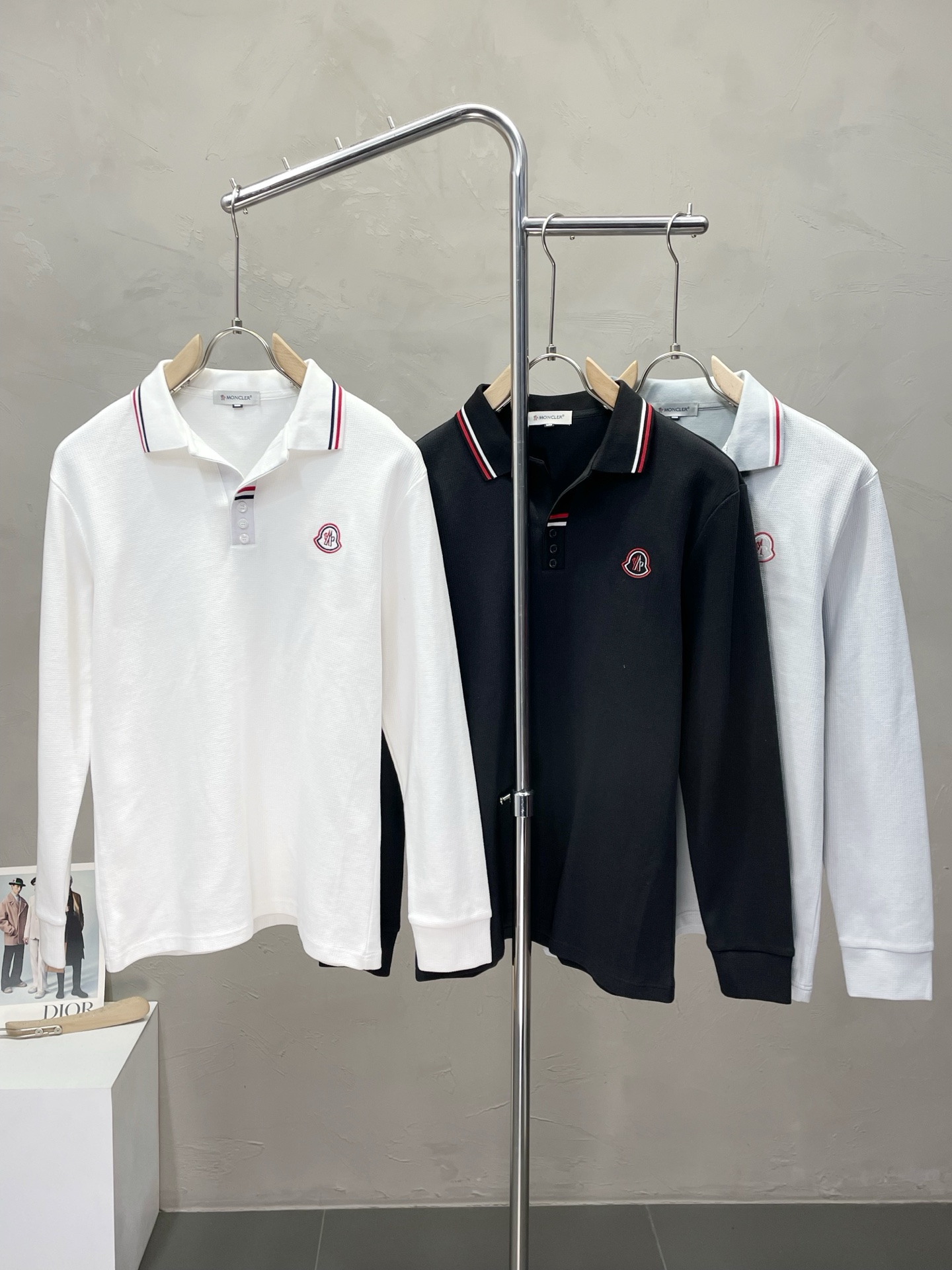 NO:548813,.Moncler mask exclusively provides new original single men's casual lapel long sleeves, high-end customization, high-end version, fashionable and versatile, original imported fabric, logo pattern design, super soft and delicate, skin-friendly and comfortable to wear, high-end boutique, OEM, fine-made top body, very good, men's essential items, three-standard size M-4XL,, Moncler, alexander wang19860909.Moncler蒙口独家专供新款原单男士休闲翻领长袖 高端定制 高版本 时尚百搭爆款原版进口面料 logo图案设计 手感超柔软细腻 穿着亲肤舒适 高端精品 代工厂精细做上身非常赞 男士必备单品 三标齐全 尺码M-4XL,,Moncler,alexander wang,Men's clothing