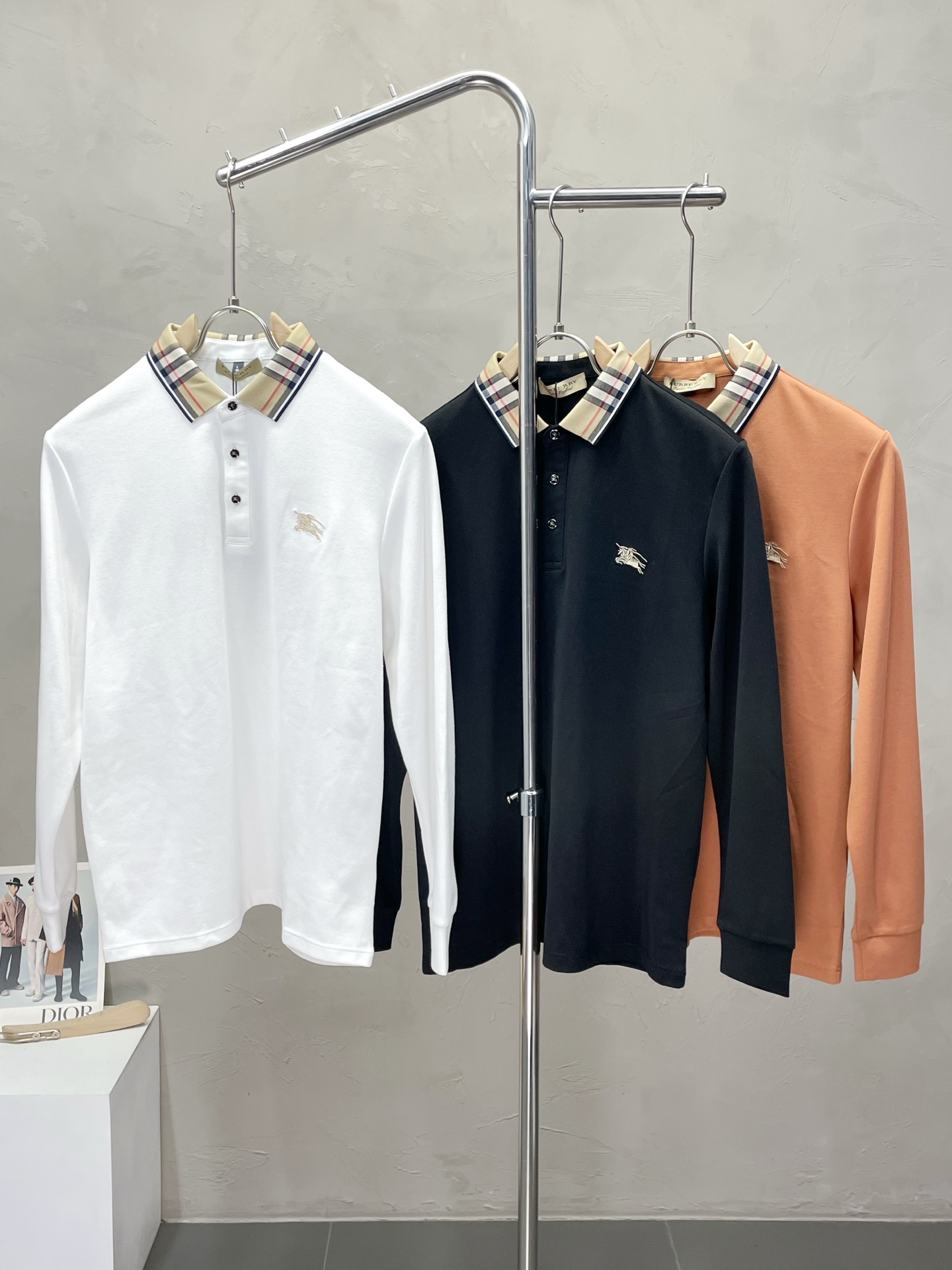 NO:548825,.Burberry Burberry exclusively offers new original single men's casual lapel long sleeves, high-end customization, high-end version, fashionable and versatile, original imported fabric, logo pattern design, super soft and delicate, skin-friendly and comfortable to wear, high-end boutique, OEM, fine-made top body, very good, men's essential items, three-standard size M-4XL,,burberry,burberry,alexander wang19860909.Burberry巴宝莉独家专供新款原单男士休闲翻领长袖 高端定制 高版本 时尚百搭爆款原版进口面料 logo图案设计 手感超柔软细腻 穿着亲肤舒适 高端精品 代工厂精细做上身非常赞 男士必备单品 三标齐全 尺码M-4XL,,burberry,burberry,alexander wang,Men's clothing