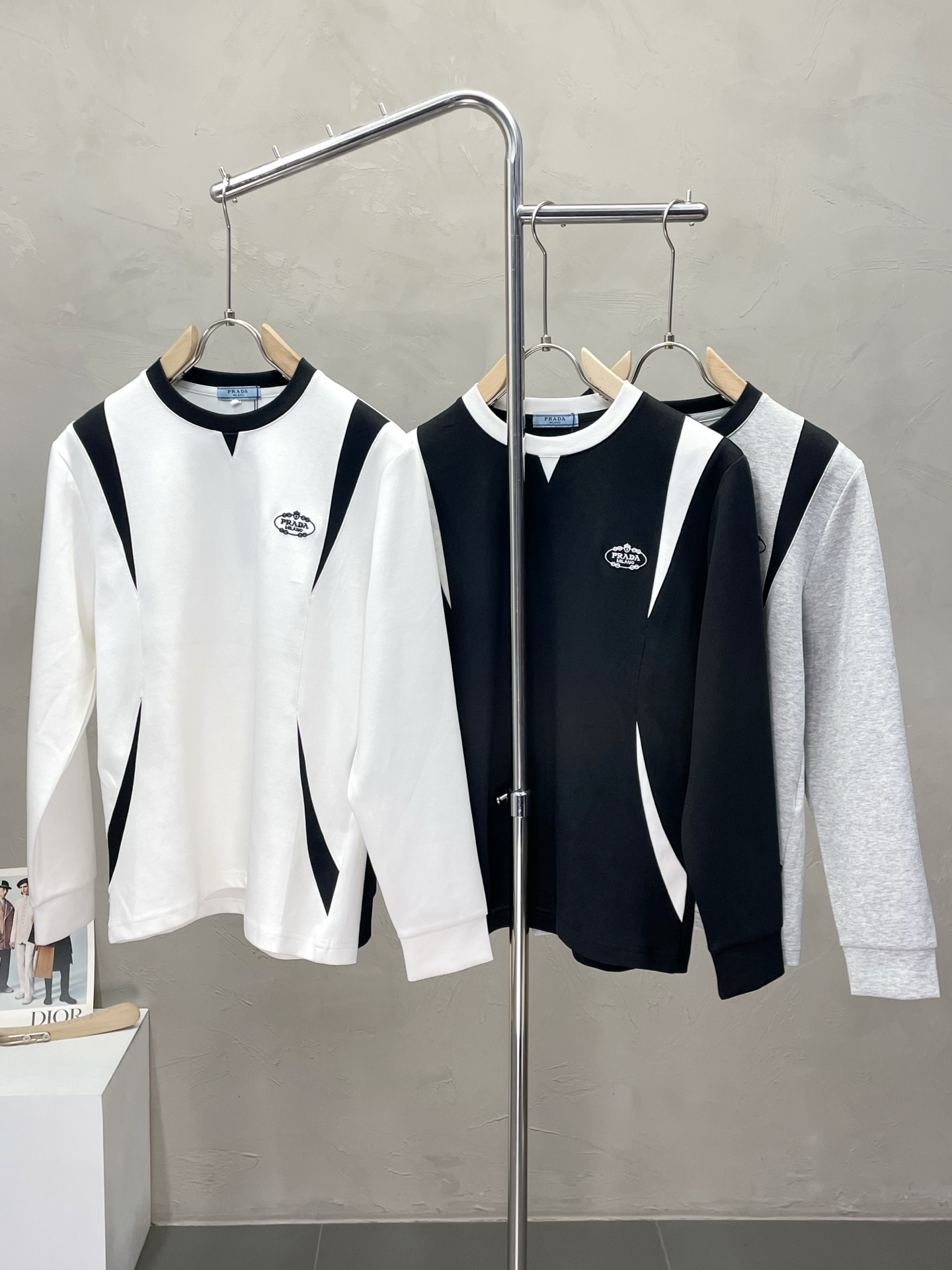 NO:564031,.Prada exclusively supplies new original men's casual sweatshirts. High-end customization. High version. Fashionable and versatile original imported fabrics. Logo pattern design. Super soft and delicate feel. Skin-friendly and comfortable to wear. High-end boutique. The upper body is finely made by the factory. It is a must-have item for men. Three standards are complete. Sizes M-4XL, prada, prada, hoodie, sweatshirts, alexander wang19860909.Prada普拉达独家专供新款原单男士休闲卫衣 高端定制 高版本 时尚百搭爆款原版进口面料 logo图案设计 手感超柔软细腻 穿着亲肤舒适 高端精品 代工厂精细做上身非常赞 男士必备单品 三标齐全 尺码M-4XL,,prada,prada,hoodie,sweatshirts,alexander wang,Men's clothing