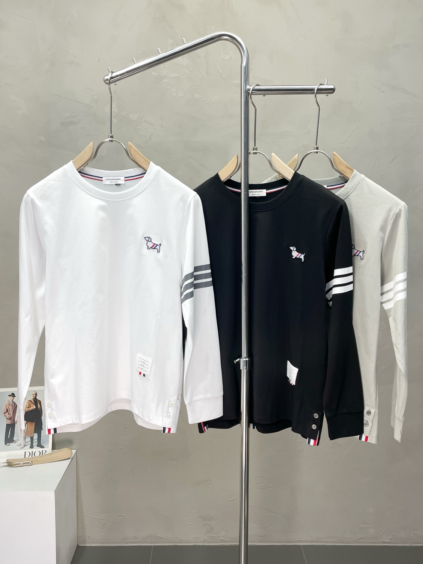 NO:563957,.Thom Browne exclusively provides new original men's casual long sleeves. High-end customization. High version. Fashionable and versatile original imported fabrics. Logo pattern design. Super soft and delicate feel. Skin-friendly and comfortable to wear. High-end boutique. The upper body is made by the factory. It is a must-have item for men. Three standards are complete. Sizes M-4XL,,thom browne,alexander wang19860909.Thom Browne汤姆布朗独家专供新款原单男士休闲长袖 高端定制 高版本 时尚百搭爆款原版进口面料 logo图案设计 手感超柔软细腻 穿着亲肤舒适 高端精品 代工厂精细做上身非常赞 男士必备单品 三标齐全 尺码M-4XL,,thom browne,alexander wang,Men's clothing