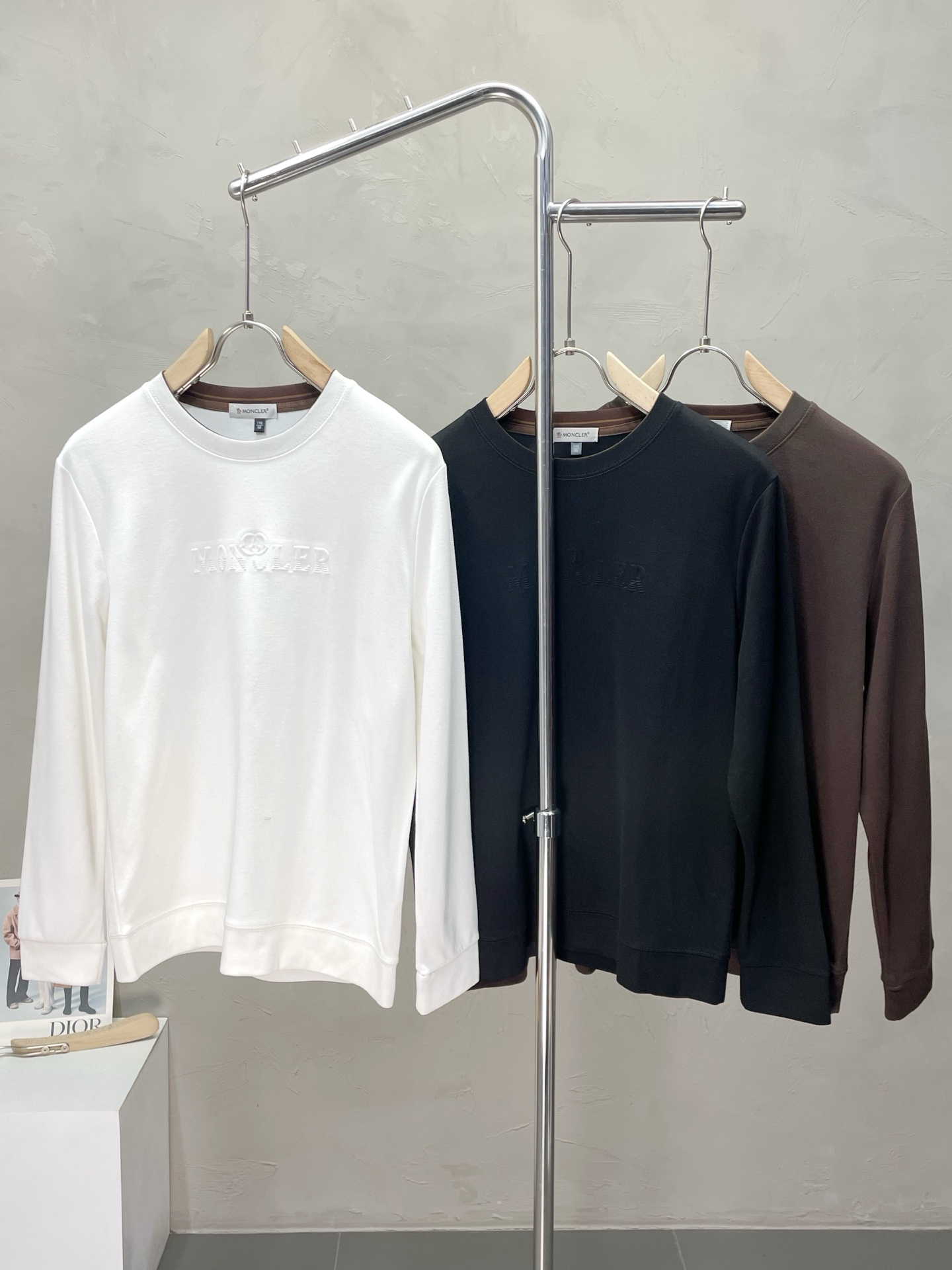 NO:564058,.Moncler muzzle is exclusively for new models of original men's casual long sleeves. High-end customization. High version. Fashionable and versatile. Original imported fabrics. Logo pattern design. Super soft and delicate feel. Skin-friendly and comfortable to wear. High-end boutique. The upper body is made by the factory. It is a must-have item for men. Three standards are complete. Sizes M-4XL, Moncler, alexander wang19860909.Moncler蒙口独家专供新款原单男士休闲长袖 高端定制 高版本 时尚百搭爆款原版进口面料 logo图案设计 手感超柔软细腻 穿着亲肤舒适 高端精品 代工厂精细做上身非常赞 男士必备单品 三标齐全 尺码M-4XL,,Moncler,alexander wang,Men's clothing