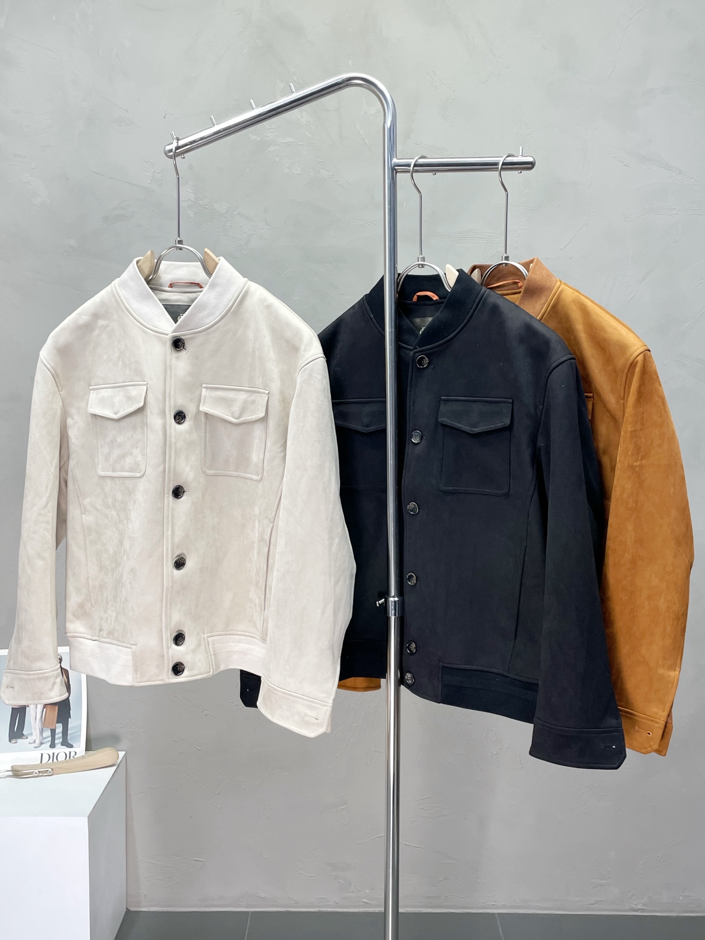 NO:548840,.LP-Loro Piana exclusively offers the latest fashionable jackets, a jacket with a classic design and great appearance. The quality is even more unscrupulous. You can buy it directly. You can't get it right! Through the detailed pictures, you can feel its powerful aura, and the warm-concentration effect is significant, so you don’t have to worry about the chill at all! It is both fashionable and functional, and the whole style looks more luxurious and elegant! Size 48-56, loro piana,loro piana,jackets & coats,jackets & coats,alexander wang19860909.LP-Loro Piana 诺悠翩雅独家专供最新时尚夹克,经典设计感与颜值爆棚的外套,品质更是无法挑剔品控可以直接入手,不容过错的高端臻品！通过细节图片便可感受到它强悍的气场,聚温保暖效果显著,完全不用担心会有一点寒意！时尚与功能性兼备,整款显得更加的奢华大气！ 尺码48-56,,loro piana,loro piana,jackets & coats,jackets & coats,alexander wang,Men's clothing