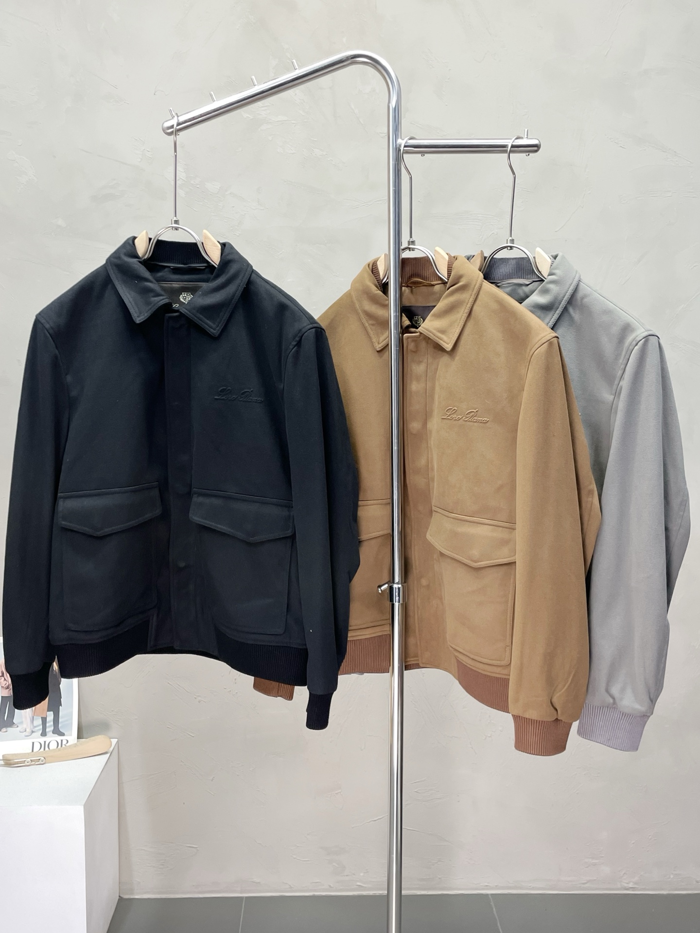 NO:548816,.LP-Loro Piana exclusively offers the latest fashionable jackets, a jacket with a classic design and great appearance. The quality is even more unscrupulous. You can buy it directly. You can't get it right! Through the detailed pictures, you can feel its powerful aura, and the warm-concentration effect is significant, so you don’t have to worry about the chill at all! It is both fashionable and functional, and the whole style looks more luxurious and elegant! Size 48-56, loro piana,loro piana,jackets & coats,jackets & coats,alexander wang19860909.LP-Loro Piana 诺悠翩雅独家专供最新时尚夹克,经典设计感与颜值爆棚的外套,品质更是无法挑剔品控可以直接入手,不容过错的高端臻品！通过细节图片便可感受到它强悍的气场,聚温保暖效果显著,完全不用担心会有一点寒意！时尚与功能性兼备,整款显得更加的奢华大气！ 尺码48-56,,loro piana,loro piana,jackets & coats,jackets & coats,alexander wang,Men's clothing