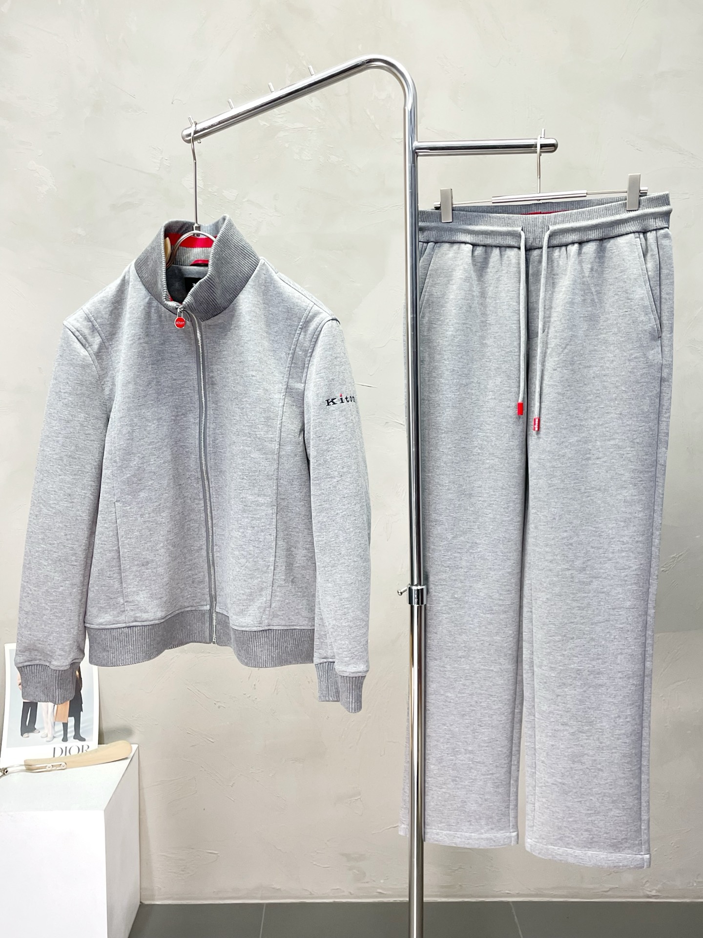 NO:548802,Tops and pants.KITON exclusively offers the same suit for the new counter, full of high-end feel!  The details are exquisite and high-end, and the workmanship is impeccable!  Imported fabrics are three-dimensional, exquisite and delicate. The original high-end fabrics are very high-end!  The fabric is crisp, wrinkle-resistant, wear-resistant, moisture absorption, quick drying and breathable, neat and stylish. Number of codes 48-56, alexander wang19860909上衣、裤子.KITON独家专供新款专柜同款套装,高级感满满！细节精致高档,做工无可挑剔！进口面料 立体精致细腻.原版高端面料很显高级！面料挺括抗皱耐磨,吸湿速干透气,利落有型.码数48-56,,alexander wang,Men's clothing