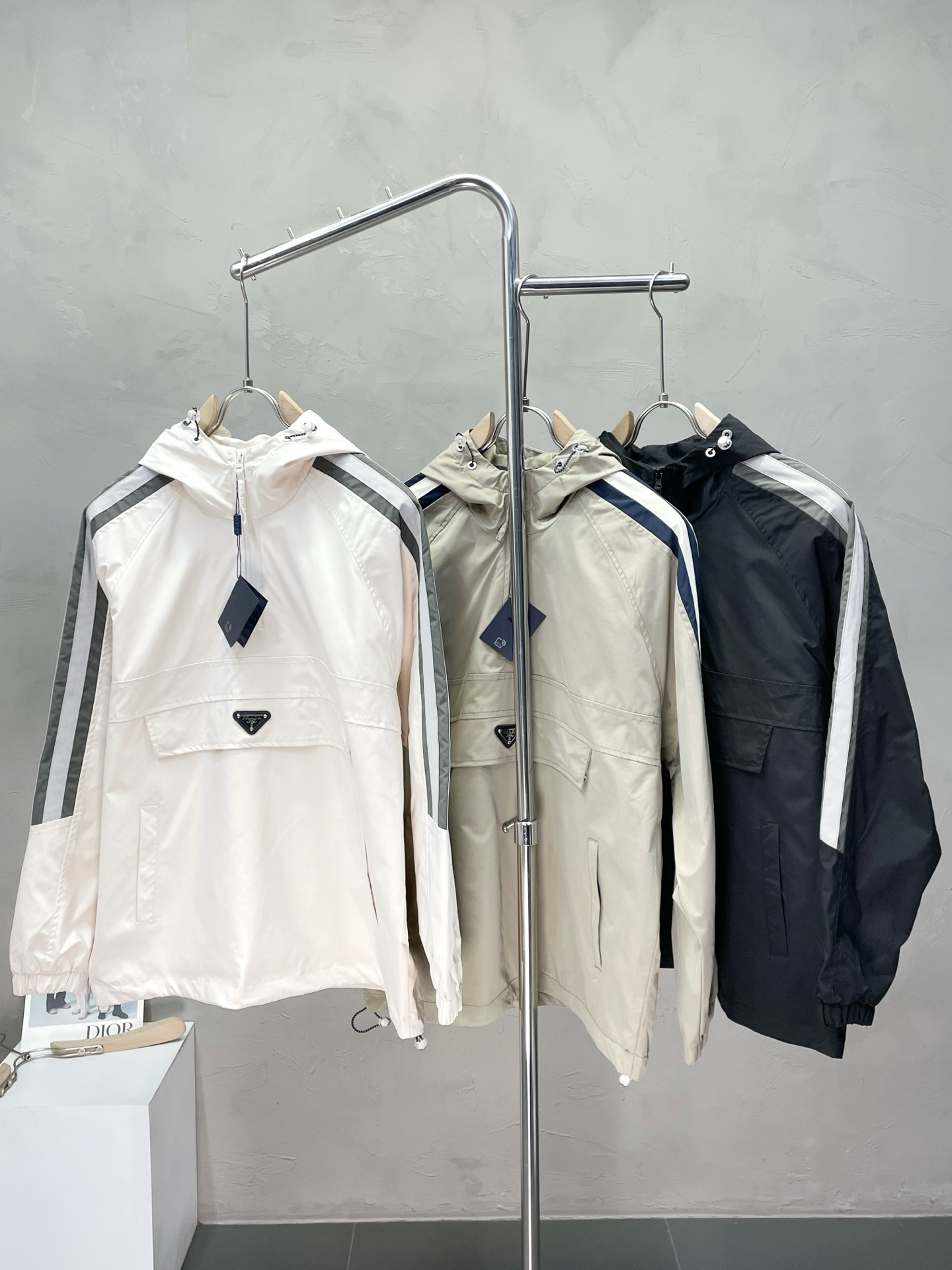 NO:548828,.Prada exclusively offers the latest fashionable jackets, a jacket with a classic design and great appearance. The quality is even more unscrupulous. You can buy it directly. You can’t get it wrong! Through the detailed pictures, you can feel its powerful aura, and the warm-concentration effect is significant, so you don’t have to worry about the chill at all! It is both fashionable and functional, and the whole style looks more luxurious and elegant! Size M-5XL, prada, prada, jackets & coats, jackets & coats, alexander wang19860909.Prada普拉达独家专供最新时尚夹克,经典设计感与颜值爆棚的外套,品质更是无法挑剔品控可以直接入手,不容过错的高端臻品！通过细节图片便可感受到它强悍的气场,聚温保暖效果显著,完全不用担心会有一点寒意！时尚与功能性兼备,整款显得更加的奢华大气！ 尺码M-5XL,,prada,prada,jackets & coats,jackets & coats,alexander wang,Men's clothing