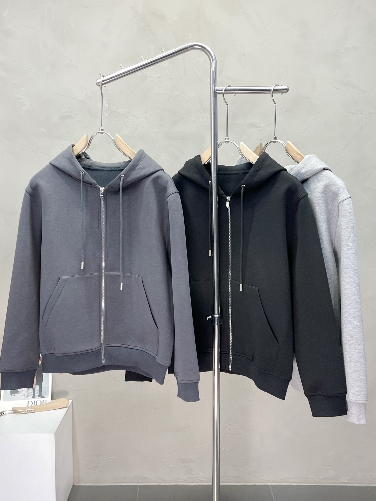 NO:563912,.Hermès exclusively offers new original men's casual hooded jackets. High-end customization. High-end version. Fashionable and versatile imported fabrics. Super soft and delicate feel. Comfortable to wear. Warm and comfortable. High-end boutique. The upper body is finely made by the factory. It is a must-have item for men. Three standards are complete. Size M-3XL,,hermes,hermes,jackets & coats,hats,alexander wang19860909.Hermès爱马仕独家专供新款原单男士休闲连帽外套 高端定制 高端版本 时尚百搭爆款进口面料 手感超柔软细腻 穿着亲肤舒适 保暖舒适 高端精品 代工厂精细做上身非常赞 男士必备单品 三标齐全 码数M-3XL,,hermes,hermes,jackets & coats,hats,alexander wang,Men's clothing