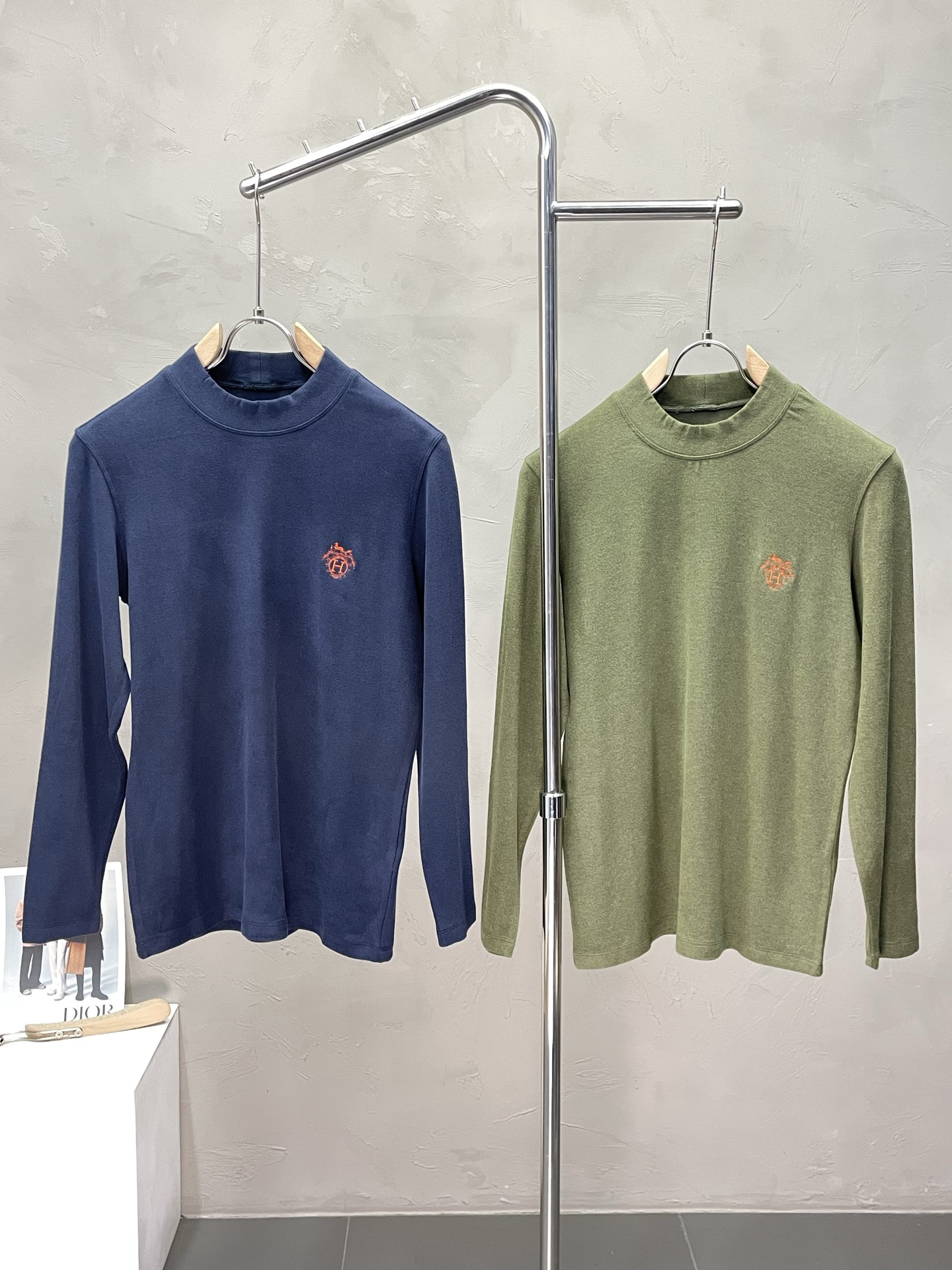 NO:563967,.Hermès exclusively offers new original men's casual long sleeves, half turtleneck fleece long sleeves, high-end customization, high-end version, fashionable and versatile imported fabrics, super soft and delicate to the touch, skin-friendly and comfortable to wear, warm and comfortable, high-end boutique, the upper body is exquisitely made by the OEM, a must-have item for men, complete with three standards, size M-3XL,,hermes,hermes,alexander wang19860909.Hermès爱马仕独家专供新款原单男士休闲长袖 半高领抓绒长袖 高端定制 高端版本 时尚百搭爆款进口面料 手感超柔软细腻 穿着亲肤舒适 保暖舒适 高端精品 代工厂精细做上身非常赞 男士必备单品 三标齐全 码数M-3XL,,hermes,hermes,alexander wang,Men's clothing