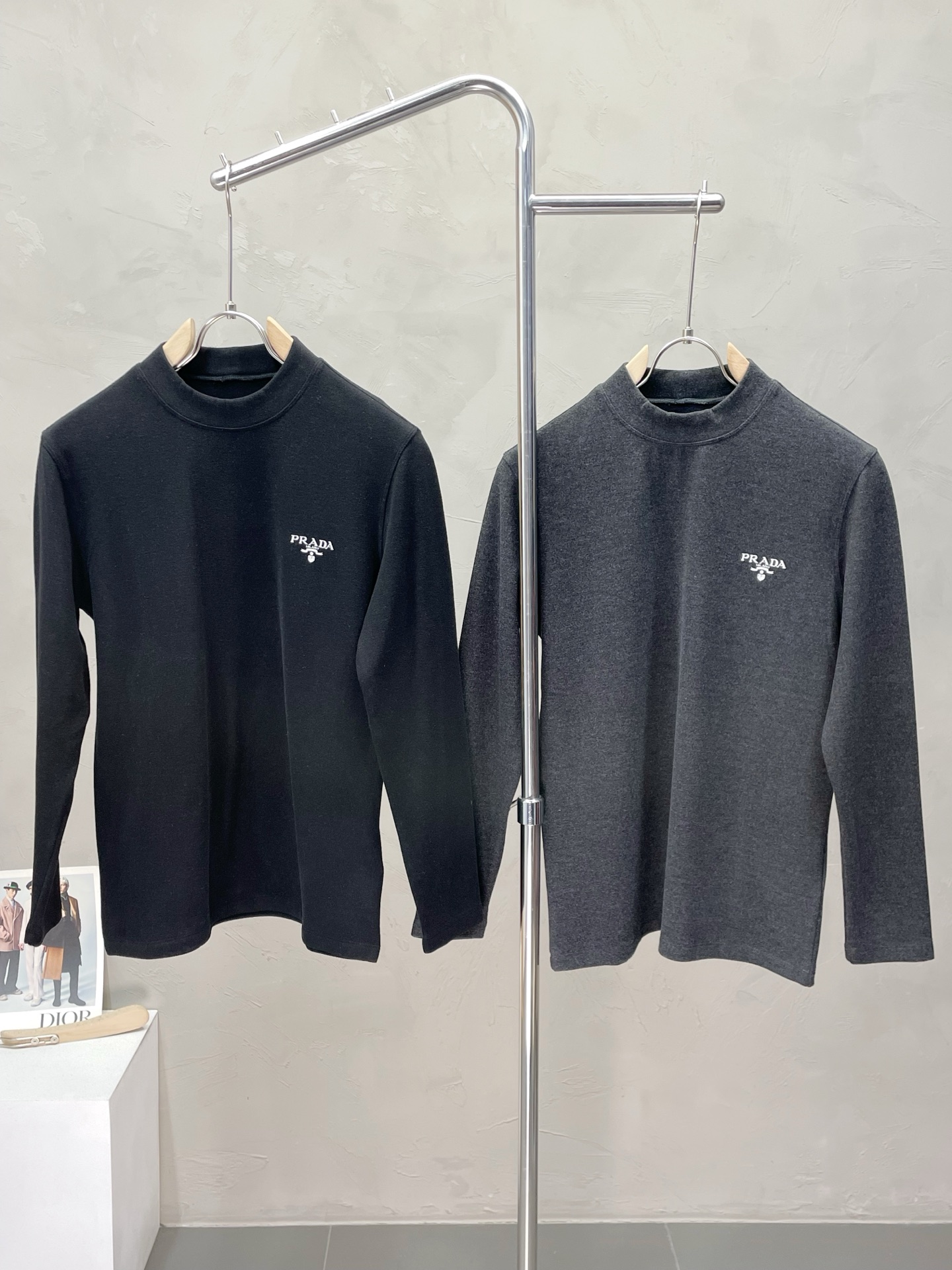 NO:564037,.Prada exclusively offers new original men's casual long sleeves, half turtleneck fleece long sleeves, high-end customization, high-end version, fashionable and versatile imported fabrics, super soft and delicate to the touch, skin-friendly and comfortable to wear, warm and comfortable, high-end boutique, the upper body is exquisitely made by the OEM, a must-have item for men, complete with three standards, size M-3XL,, prada, prada, alexander wang19860909.Prada普拉达独家专供新款原单男士休闲长袖 半高领抓绒长袖 高端定制 高端版本 时尚百搭爆款进口面料 手感超柔软细腻 穿着亲肤舒适 保暖舒适 高端精品 代工厂精细做上身非常赞 男士必备单品 三标齐全 码数M-3XL,,prada,prada,alexander wang,Men's clothing