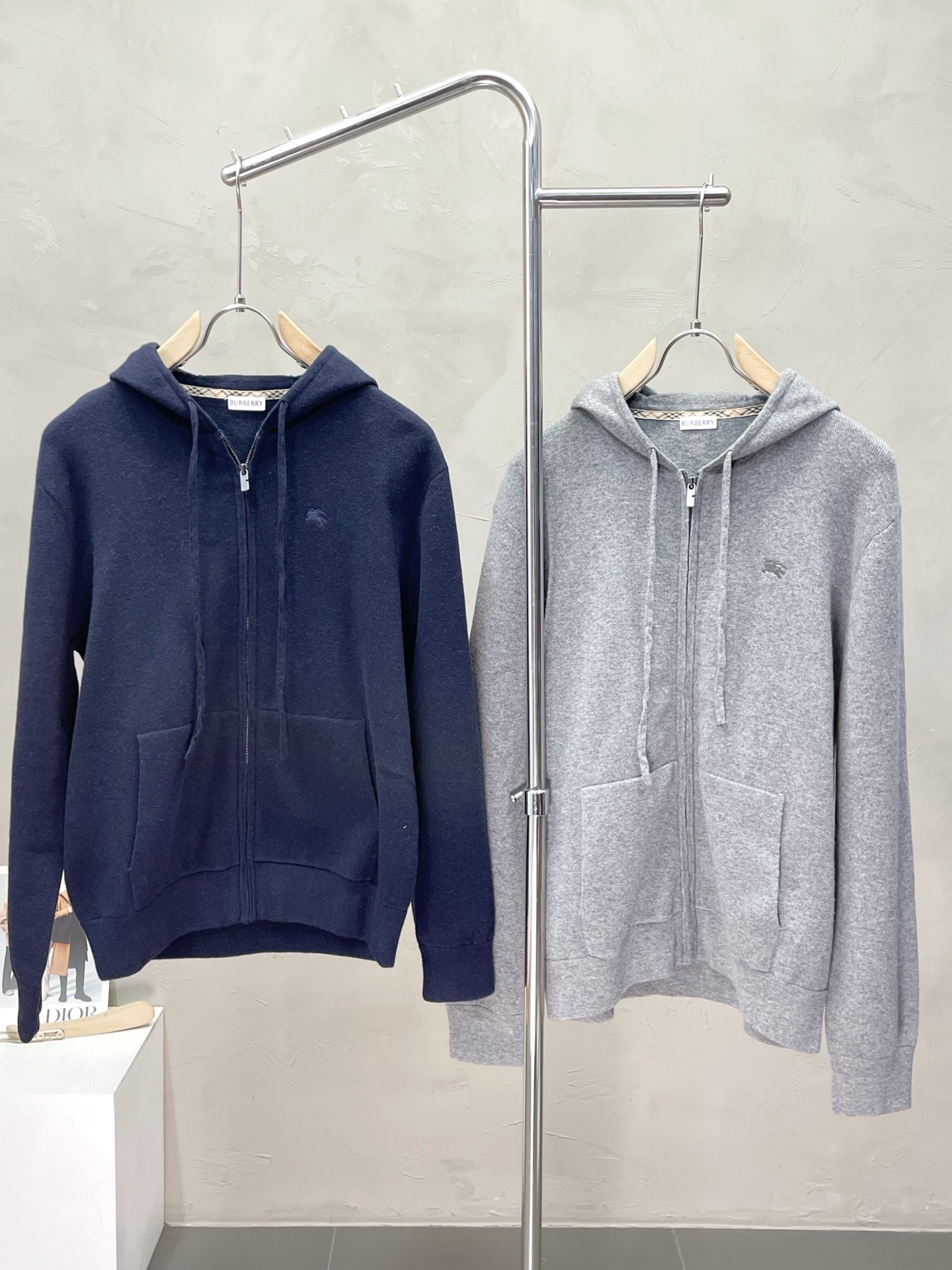 NO:548864,.Burberry exclusively offers the latest fashion sweaters, embroidered logo zipper cardigans, classic designs and jackets with great looks, quality control, high-end products that cannot be picked and quality control can be purchased directly, and cannot be missed! Through the detailed pictures, you can feel its powerful aura, and the warm-concentration effect is significant, so you don’t have to worry about the chill at all! It is both fashionable and functional, and the whole style looks more luxurious and elegant! Size S-XL, Burberry, Burberry, Jackets & coats, Sweaters, Alexander wang19860909.Burberry巴宝莉独家专供最新时尚毛衣 刺绣logo拉链开衫 经典设计与颜值爆棚的外套,品质更是无法挑剔品控可以直接入手,不容过错的高端臻品！通过细节图片便可感受到它强悍的气场,聚温保暖效果显著,完全不用担心会有一点寒意！时尚与功能性兼备,整款显得更加的奢华大气！ 尺码S-XL,,burberry,burberry,jackets & coats,sweaters,alexander wang,Men's clothing