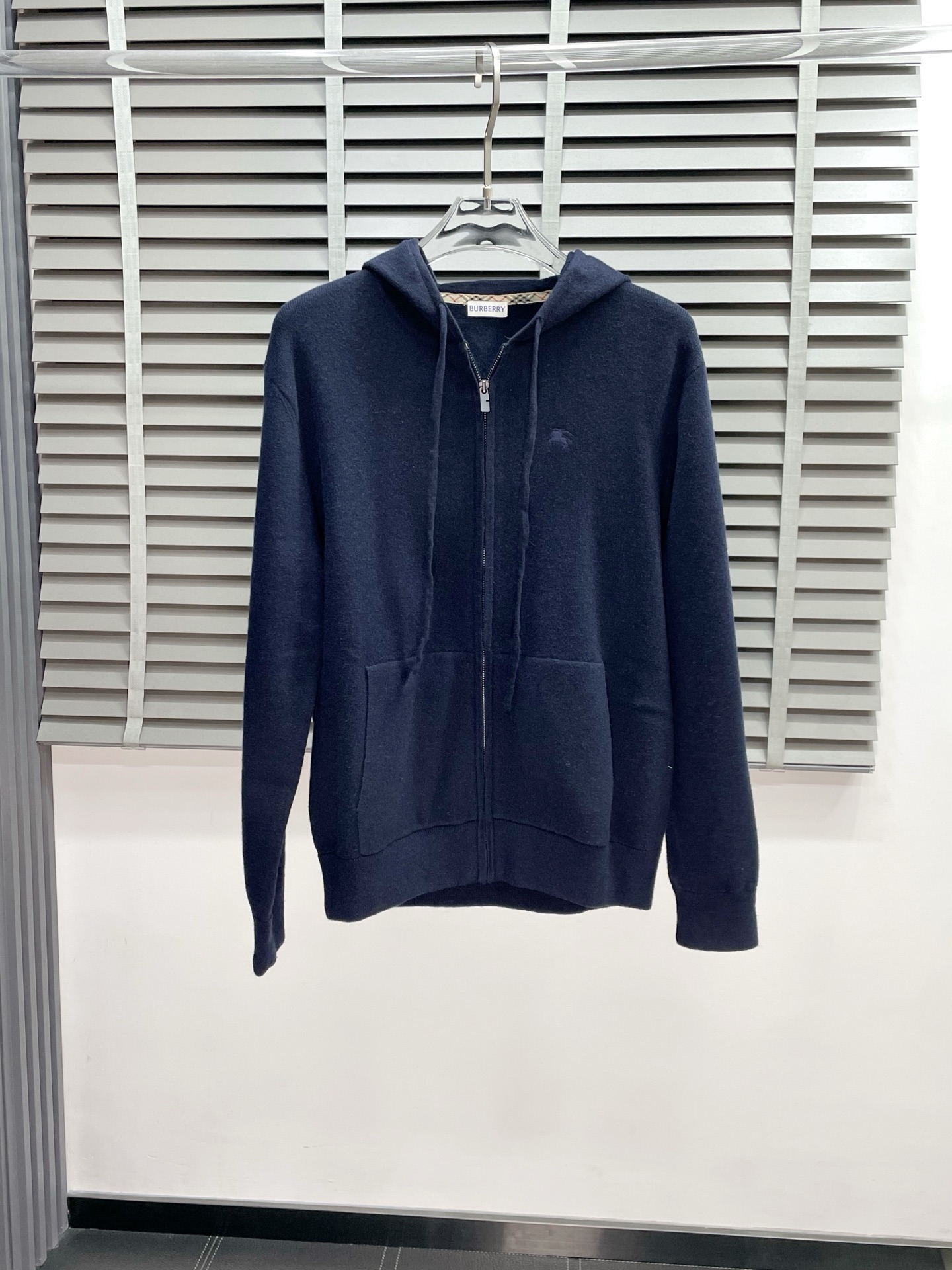 NO:550505,.Burberry exclusively offers the latest fashion sweaters, embroidered logo zipper cardigans, classic designs and jackets with great looks, quality control, high-end products that cannot be picked and quality control can be purchased directly, and cannot be missed! Through the detailed pictures, you can feel its powerful aura, and the warm-concentration effect is significant, so you don’t have to worry about the chill at all! It is both fashionable and functional, and the whole style looks more luxurious and elegant! Size S-XL, Burberry, Burberry, Jackets & coats, Sweaters, Alexander wang19860909.Burberry巴宝莉独家专供最新时尚毛衣 刺绣logo拉链开衫 经典设计与颜值爆棚的外套,品质更是无法挑剔品控可以直接入手,不容过错的高端臻品！通过细节图片便可感受到它强悍的气场,聚温保暖效果显著,完全不用担心会有一点寒意！时尚与功能性兼备,整款显得更加的奢华大气！ 尺码S-XL,,burberry,burberry,jackets & coats,sweaters,alexander wang,Men's clothing