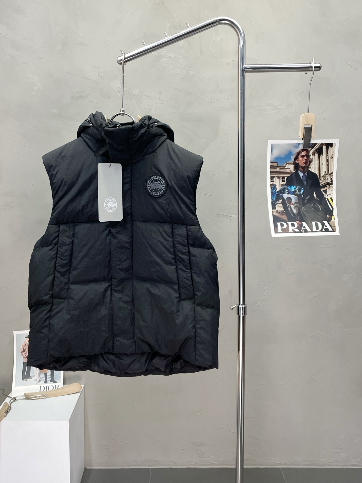 NO:548882,.Down jacket - CANADA GOOSE Canada Goose exclusively supplies new down vests Hooded down vests. Trading company channels are rare, and it is essential for cooling weather. The hat is removable and can be worn in daily life and outdoor sports. It is wear-resistant, scratch-resistant and easy to care. It is matched with large square quilting technology to create a fluffy and full overall effect, taking into account the powerful warm and warm locking effect, so that you are not afraid of the cold outdoor weather in autumn and winter! Size S-XL, down jacket, hats, alexander wang19860909.羽绒服-CANADA GOOSE加拿大鹅独家专供新款羽绒马甲 连帽羽绒羽绒马甲 贸易公司渠道稀出,降温天气必备的保暖单品,帽子可拆卸设计,不论是日常还是户外运动都能穿.耐磨防刮易打理,在搭配大方格绗缝工艺,打造蓬松饱满的整体效果,兼顾强悍的保暖锁温效果,让你无惧秋冬季寒冷的户外天气! 尺码S-XL,,down jacket,hats,alexander wang,Men's clothing