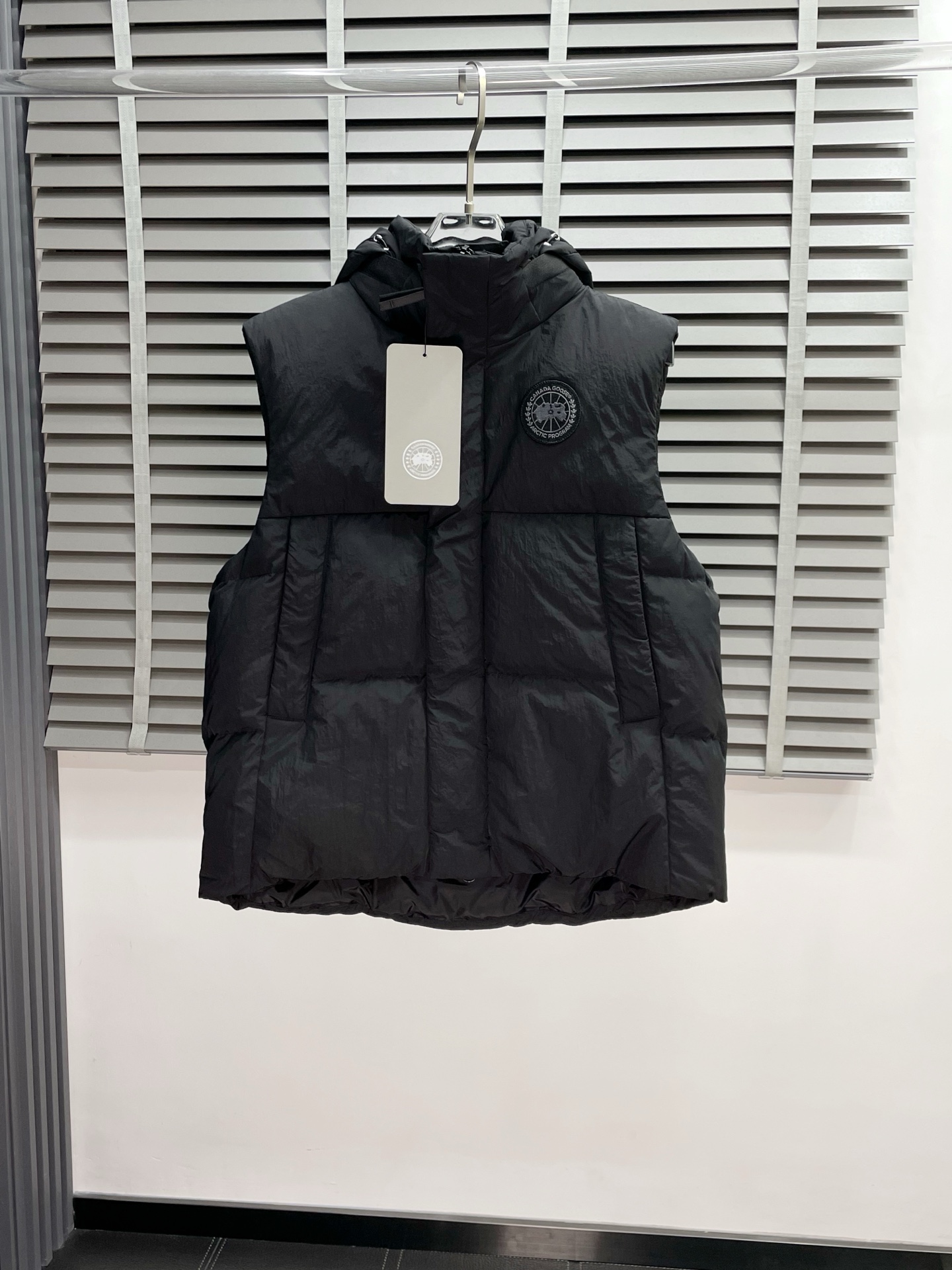 NO:550517,.Down jacket - CANADA GOOSE Canada Goose exclusively supplies new down vests Hooded down vests. Trading company channels are rare, and it is essential for cooling weather. The hat is removable and can be worn in daily life and outdoor sports. It is wear-resistant, scratch-resistant and easy to care. It is matched with large square quilting technology to create a fluffy and full overall effect, taking into account the powerful warm and warm locking effect, so that you are not afraid of the cold outdoor weather in autumn and winter! Size S-XL, down jacket, hats, alexander wang19860909.羽绒服-CANADA GOOSE加拿大鹅独家专供新款羽绒马甲 连帽羽绒羽绒马甲 贸易公司渠道稀出,降温天气必备的保暖单品,帽子可拆卸设计,不论是日常还是户外运动都能穿.耐磨防刮易打理,在搭配大方格绗缝工艺,打造蓬松饱满的整体效果,兼顾强悍的保暖锁温效果,让你无惧秋冬季寒冷的户外天气! 尺码S-XL,,down jacket,hats,alexander wang,Men's clothing