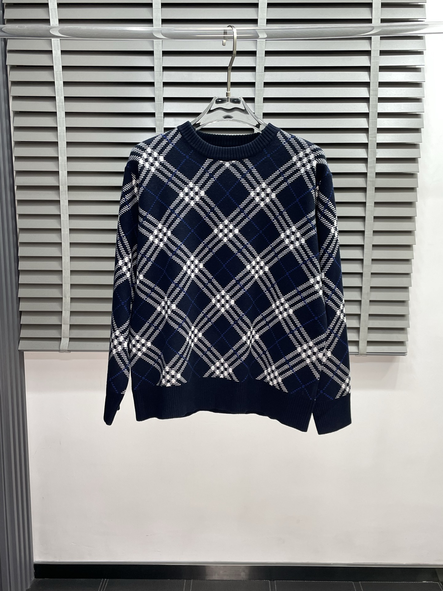 NO:550503,.Burberry exclusively offers the latest fashion sweaters, classic tilted plaid round neck sweaters, classic design and jackets with great appearance, quality is even more unscrupulous, high-end products that cannot be criticized and cannot be missed! Through the detailed pictures, you can feel its powerful aura, and the warm-concentration effect is significant, so you don’t have to worry about the chill at all! It is both fashionable and functional, and the whole style looks more luxurious and elegant! Size S.M.L, Burberry, Burberry, Jackets & coats, Sweaters, Alexander Wang19860909.Burberry巴宝莉独家专供最新时尚毛衣 经典斜格纹圆领毛衣 经典设计与颜值爆棚的外套,品质更是无法挑剔品控可以直接入手,不容过错的高端臻品！通过细节图片便可感受到它强悍的气场,聚温保暖效果显著,完全不用担心会有一点寒意！时尚与功能性兼备,整款显得更加的奢华大气！ 尺码S.M.L,,burberry,burberry,jackets & coats,sweaters,alexander wang,Men's clothing