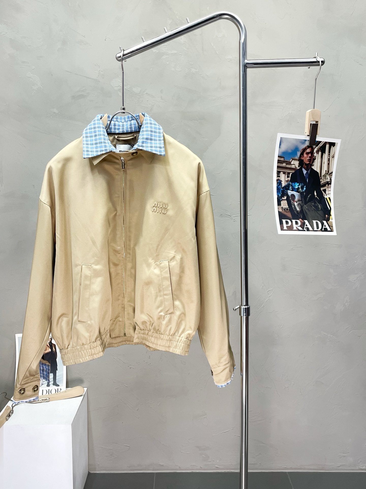 NO:548878,.Miumiu Miumi exclusively offers the latest fashionable jackets. A jacket with classic design and super-looking appearance, with quality that cannot be picked and quality control can be purchased directly, and it is not to be mistaken for high-end products! Through the detailed pictures, you can feel its powerful aura, and the warm-concentration effect is significant, so you don’t have to worry about the chill at all! It is both fashionable and functional, and the whole style looks more luxurious and elegant! Size 36-42, miumiu, jackets & coats, jackets & coats, alexander wang19860909.Miumiu谬谬独家专供最新时尚夹克外套.经典设计与颜值爆棚的外套,品质更是无法挑剔品控可以直接入手,不容过错的高端臻品！通过细节图片便可感受到它强悍的气场,聚温保暖效果显著,完全不用担心会有一点寒意！时尚与功能性兼备,整款显得更加的奢华大气！ 尺码36-42,,miumiu,jackets & coats,jackets & coats,alexander wang,Men's clothing