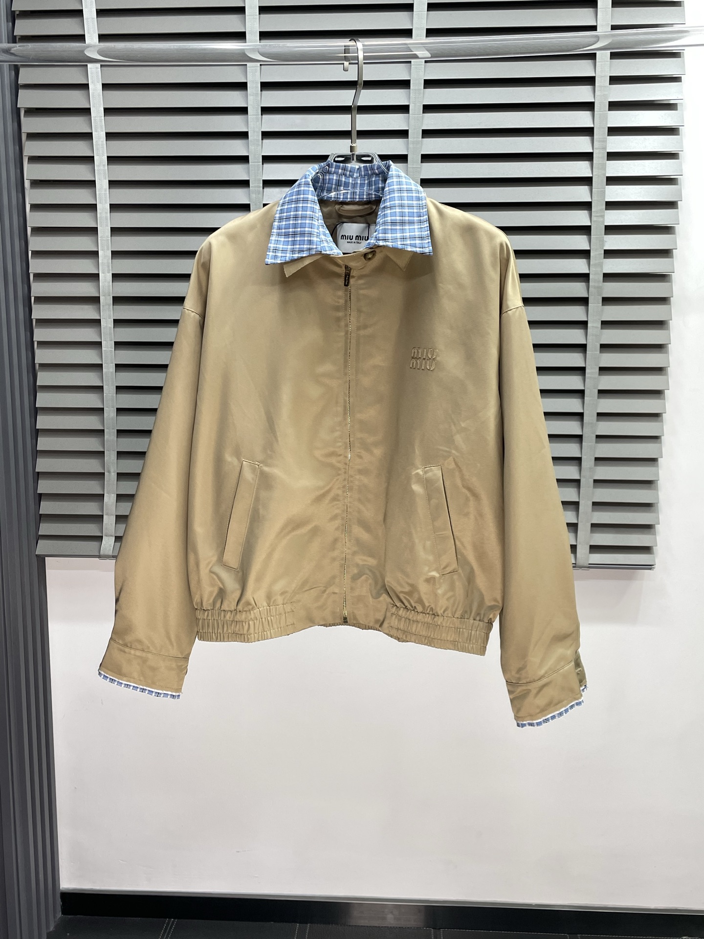 NO:550515,.Miumiu exclusively provides the latest fashionable jackets. Jackets with classic designs and stunning looks. The quality is impeccable and quality control allows you to buy it directly. It is a high-end product that cannot be faulted! You can feel its powerful aura through the detailed pictures. It has a remarkable effect of gathering heat and keeping warm, so you don’t have to worry about getting a little chilly! Both fashionable and functional, the whole style looks more luxurious! Size 36-42,,miumiu,jackets & coats,jackets & coats,alexander wang19860909.Miumiu谬谬独家专供最新时尚夹克外套.经典设计与颜值爆棚的外套,品质更是无法挑剔品控可以直接入手,不容过错的高端臻品！通过细节图片便可感受到它强悍的气场,聚温保暖效果显著,完全不用担心会有一点寒意！时尚与功能性兼备,整款显得更加的奢华大气！ 尺码36-42,,miumiu,jackets & coats,jackets & coats,alexander wang,Men's clothing