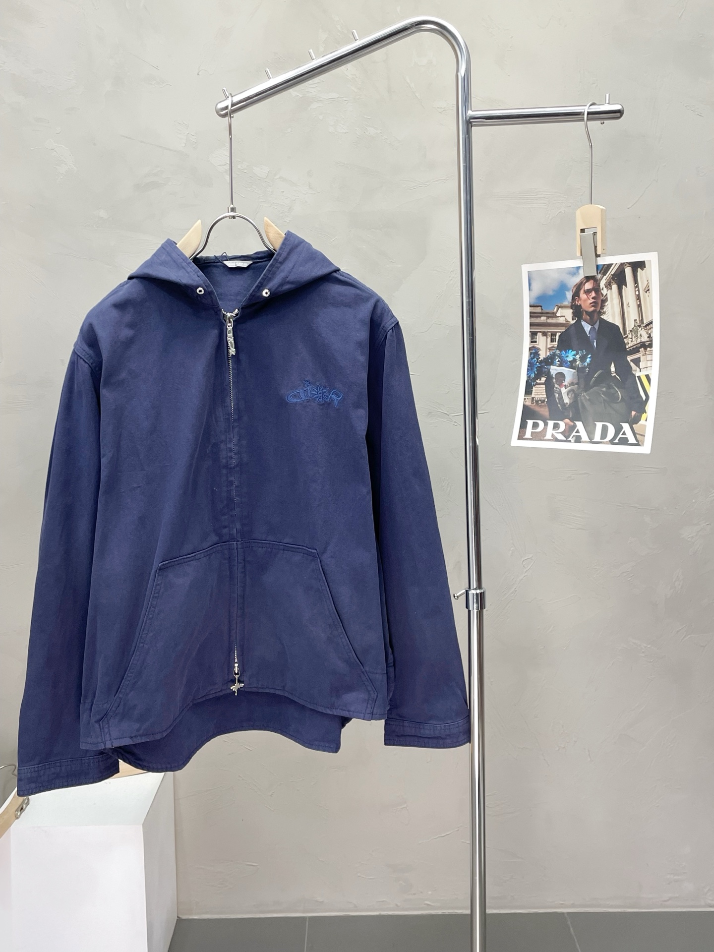 NO:548870,.Dior exclusively offers the latest fashionable hooded jackets with embroidered logo patterns on the chest. The quality is impeccable and quality control allows you to buy it directly. It is a high-end product that cannot be faulted! You can feel its powerful aura through the detailed pictures. It has a remarkable effect of gathering heat and keeping warm, so you don’t have to worry about getting a little chilly! Both fashionable and functional, the whole style looks more luxurious! Size S-XL,,dior,dior,jackets & coats,hats,alexander wang19860909.Dior迪奥独家专供最新时尚连帽外套 胸口刺绣logo图案 品质更是无法挑剔品控可以直接入手,不容过错的高端臻品！通过细节图片便可感受到它强悍的气场,聚温保暖效果显著,完全不用担心会有一点寒意！时尚与功能性兼备,整款显得更加的奢华大气！ 尺码S-XL,,dior,dior,jackets & coats,hats,alexander wang,Men's clothing