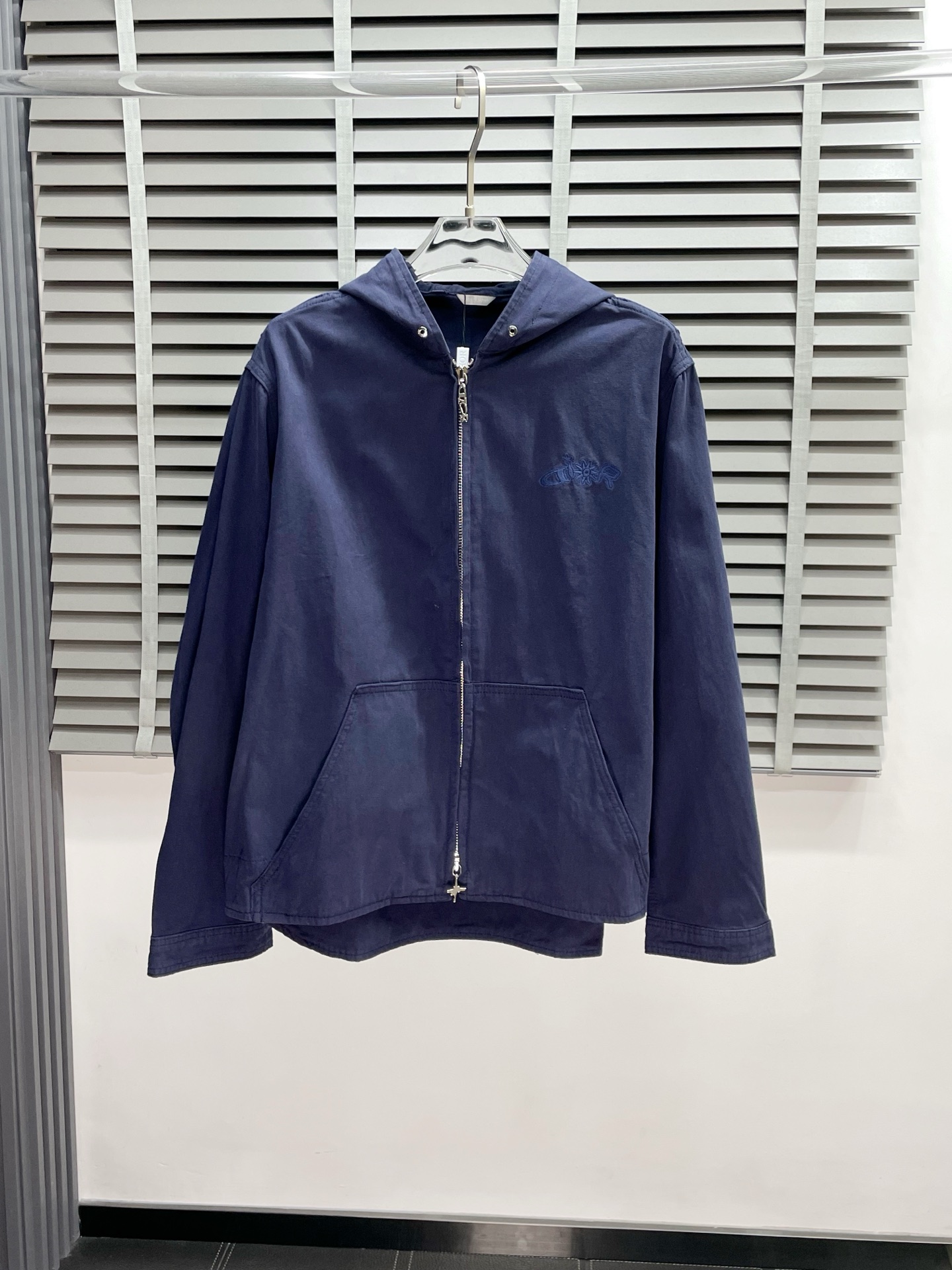 NO:550511,.Dior exclusively offers the latest fashionable hooded jacket, chest embroidered logo pattern, quality is even more unscrupulous, high-end quality products that cannot be picked and can be purchased directly, and cannot be missed! Through the detailed pictures, you can feel its powerful aura, and the warm-concentration effect is significant, so you don’t have to worry about the chill at all! It is both fashionable and functional, and the whole style looks more luxurious and elegant! Size S-XL, Dior, Dior, Jackets & coats, Hats, Alexander wang19860909.Dior迪奥独家专供最新时尚连帽外套 胸口刺绣logo图案 品质更是无法挑剔品控可以直接入手,不容过错的高端臻品！通过细节图片便可感受到它强悍的气场,聚温保暖效果显著,完全不用担心会有一点寒意！时尚与功能性兼备,整款显得更加的奢华大气！ 尺码S-XL,,dior,dior,jackets & coats,hats,alexander wang,Men's clothing