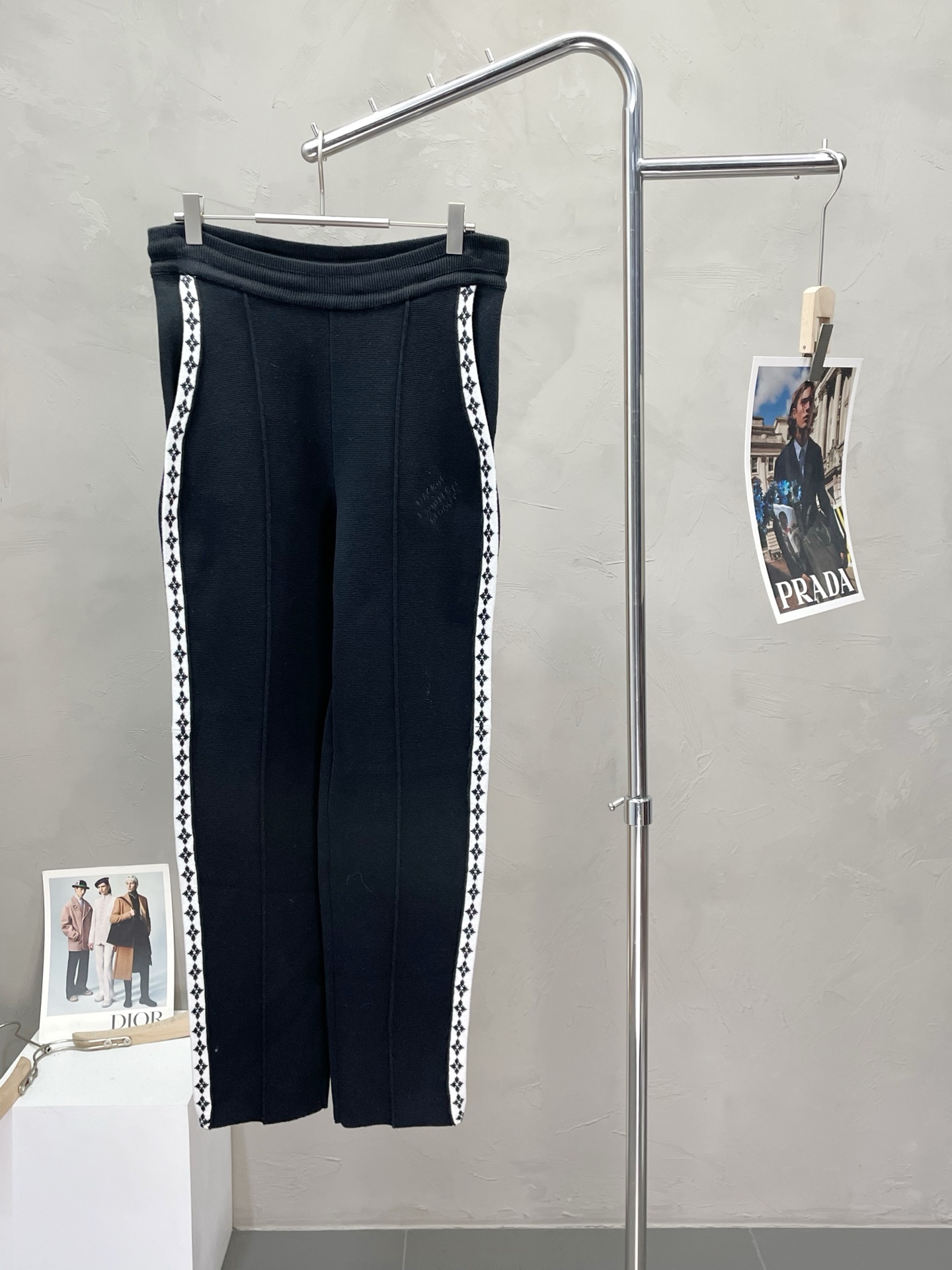 NO:548849,.Louis Vuitton exclusively for new casual knitted pants high-end version!  Customized fabrics for counters are breathable and comfortable, with impeccable details, and the brand element design concept reflects high quality. They feel delicate and soft!  It is casually cut, with a great upper body style!  S-XL, louis vuitton,louis vuitton,alexander wang19860909.Louis Vuitton路易威登独家专供新款休闲针织裤 高端版本！专柜定制面料 透气舒适度高,细节无可挑剔,品牌元素设计理念,体现高品质.手感细腻柔软！呈现休闲裁剪,上身版型超赞！码数S-XL,,louis vuitton,louis vuitton,alexander wang,Men's clothing